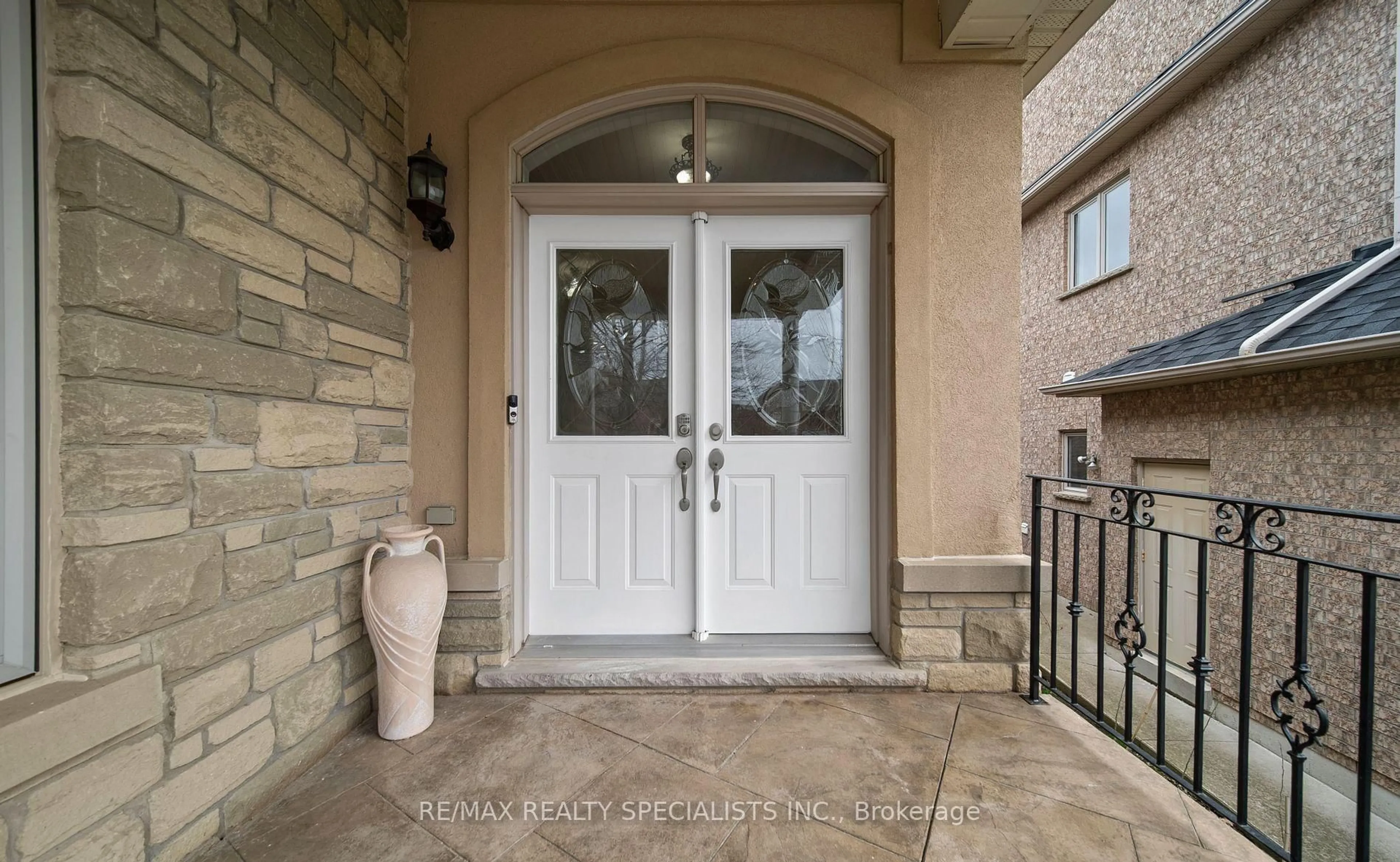 Indoor entryway for 31 Saint Hubert Dr, Brampton Ontario L6P 1W1