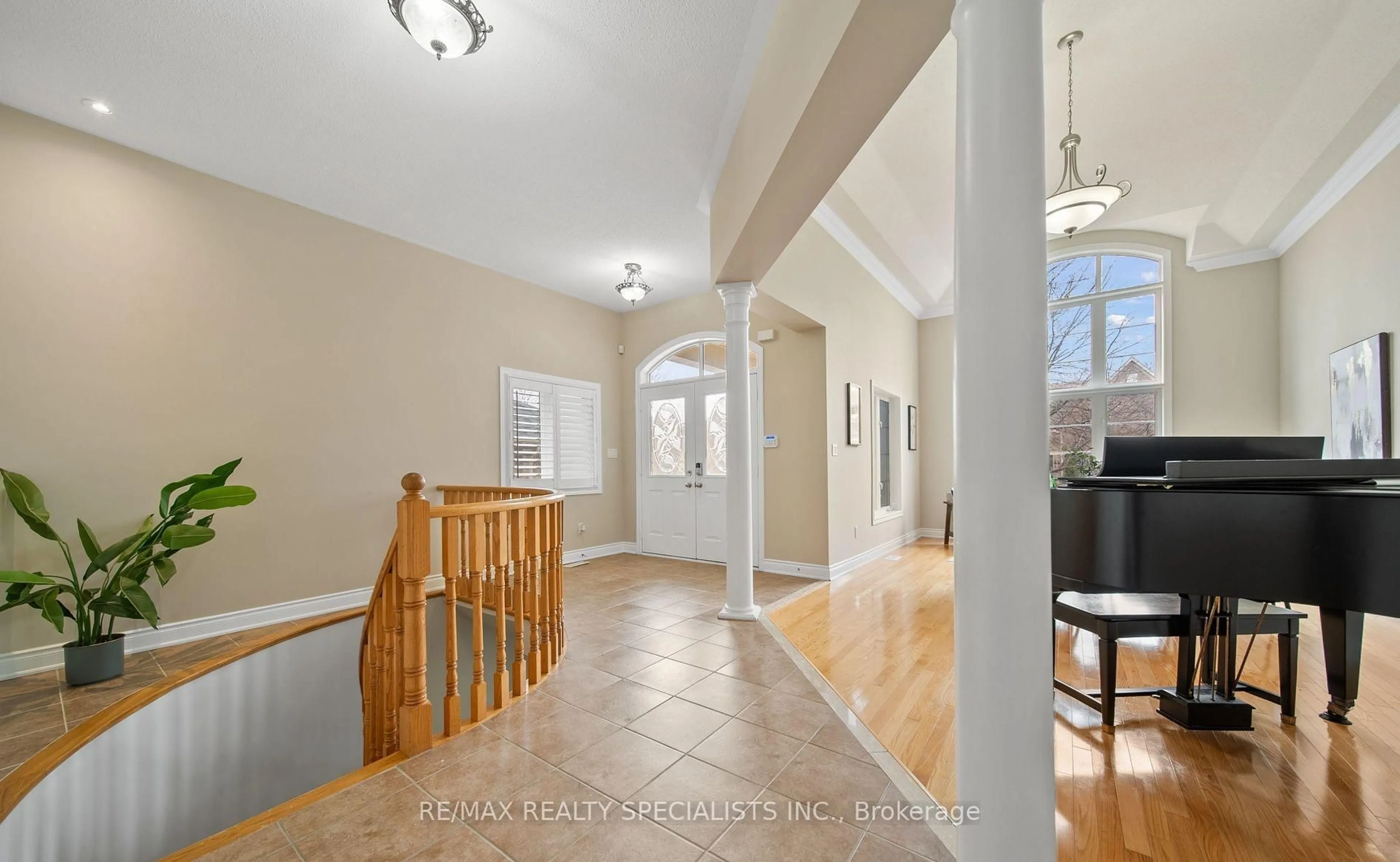 Indoor foyer for 31 Saint Hubert Dr, Brampton Ontario L6P 1W1