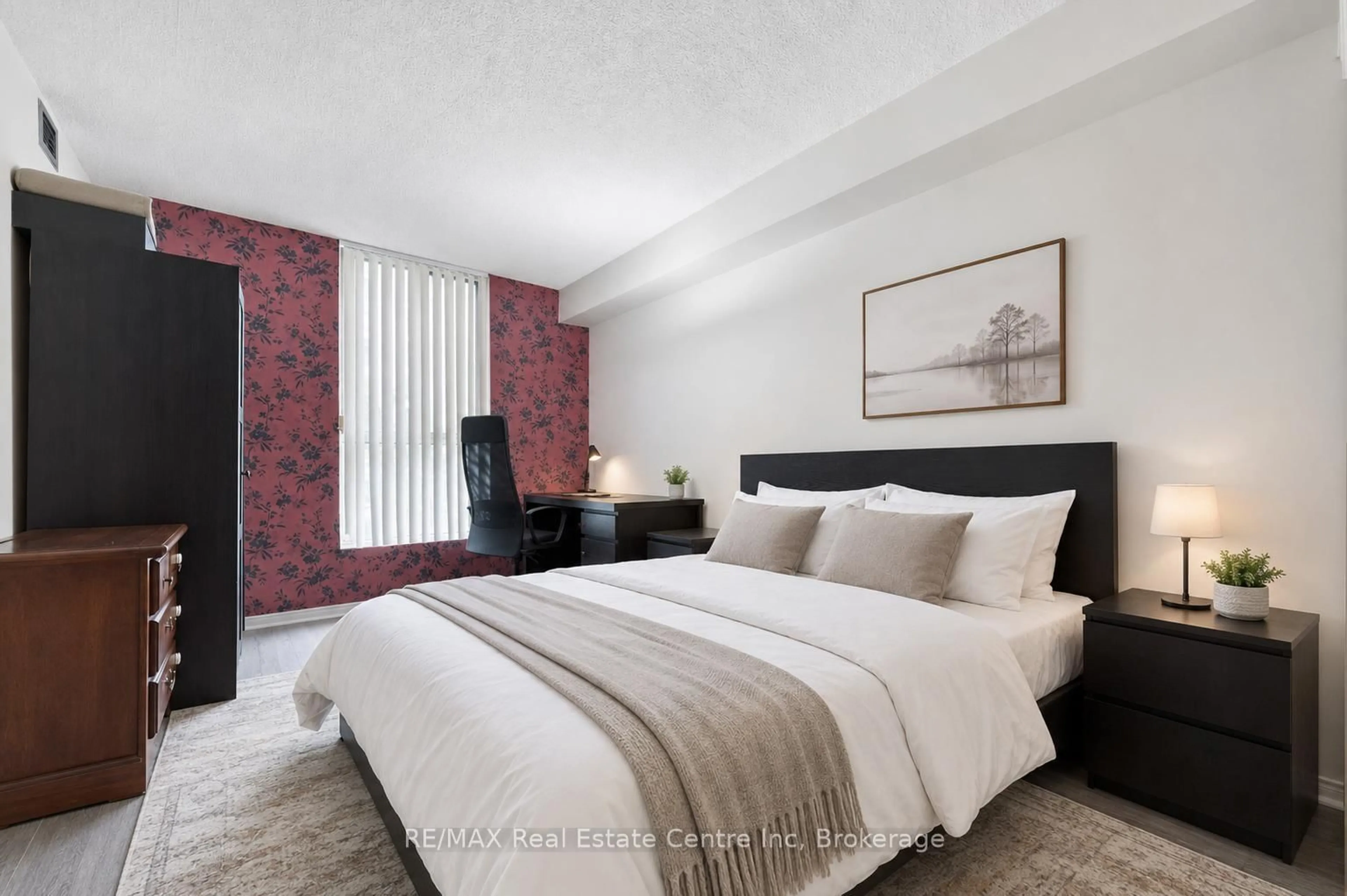Bedroom with bed, unknown for 155 HILLCREST Ave #302, Mississauga Ontario L5B 3Z2