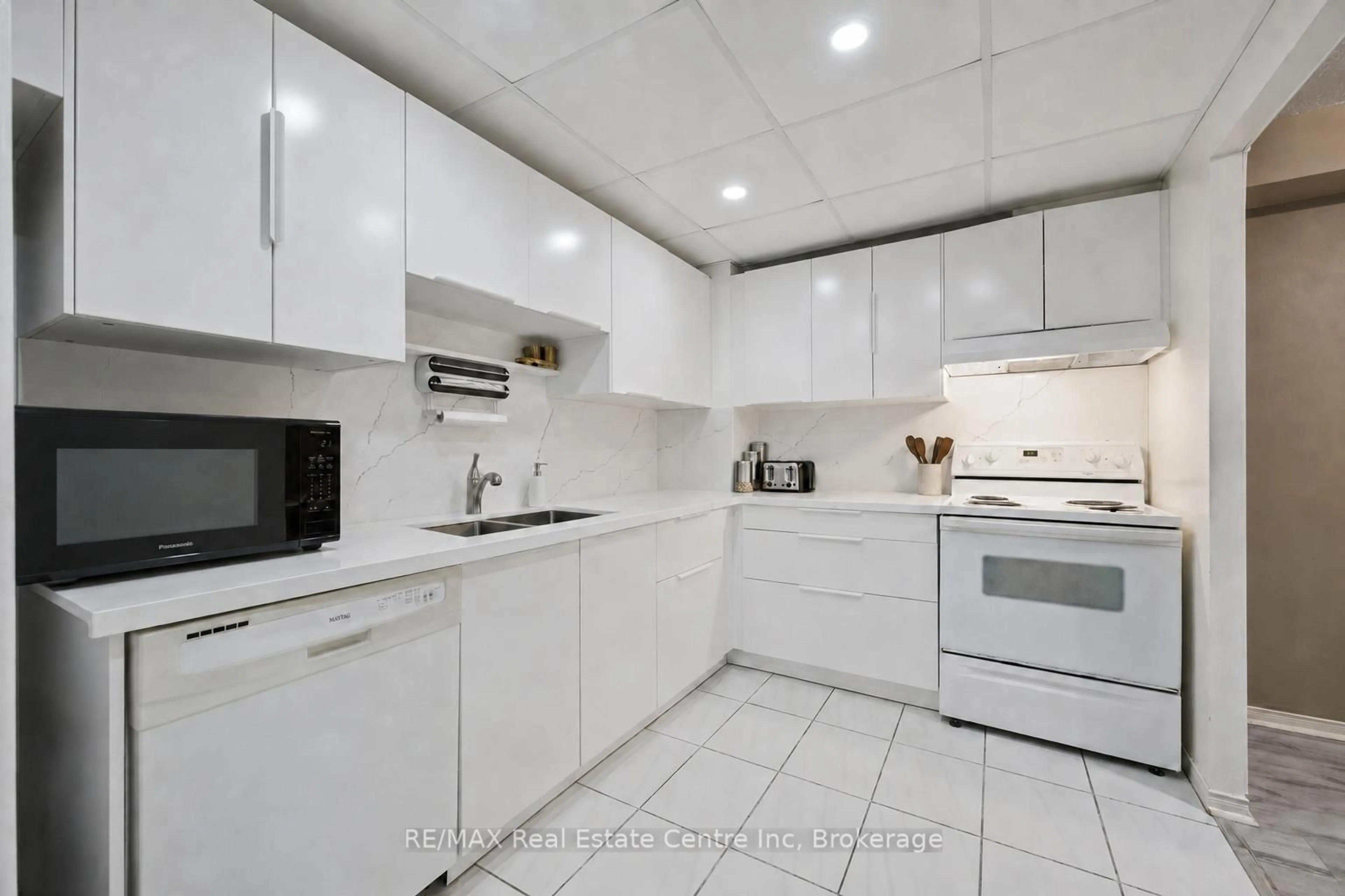 Standard kitchen, ceramic/tile floor for 155 HILLCREST Ave #302, Mississauga Ontario L5B 3Z2