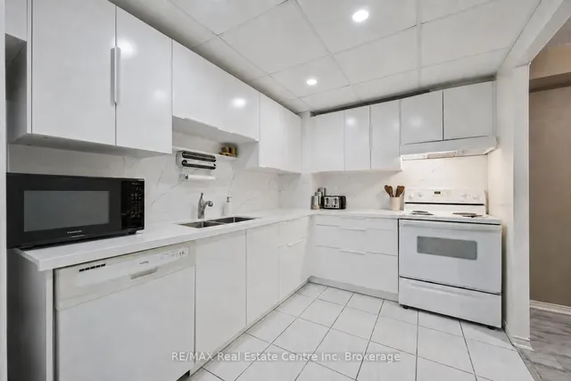 155 HILLCREST Ave #302, Mississauga 3