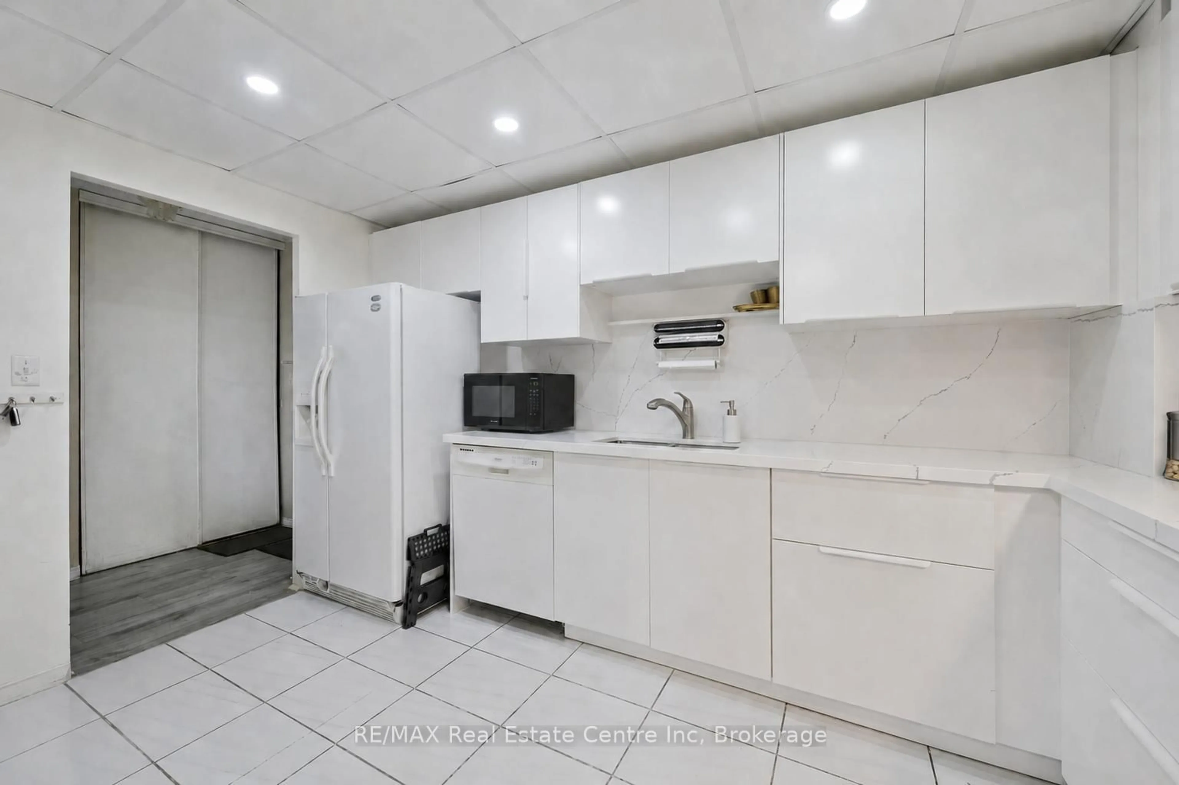Standard kitchen, unknown for 155 HILLCREST Ave #302, Mississauga Ontario L5B 3Z2
