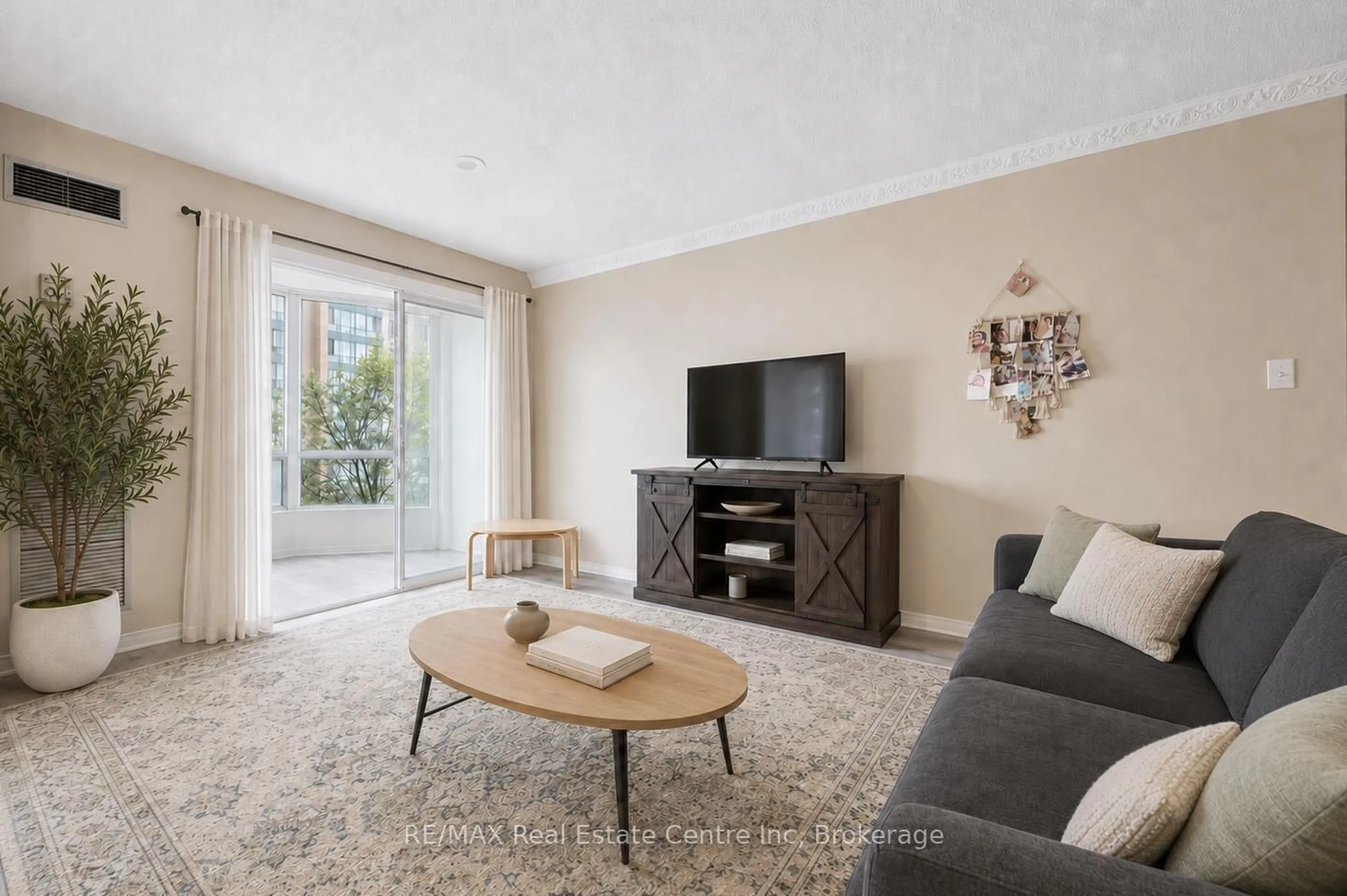 Living room with furniture, unknown for 155 HILLCREST Ave #302, Mississauga Ontario L5B 3Z2