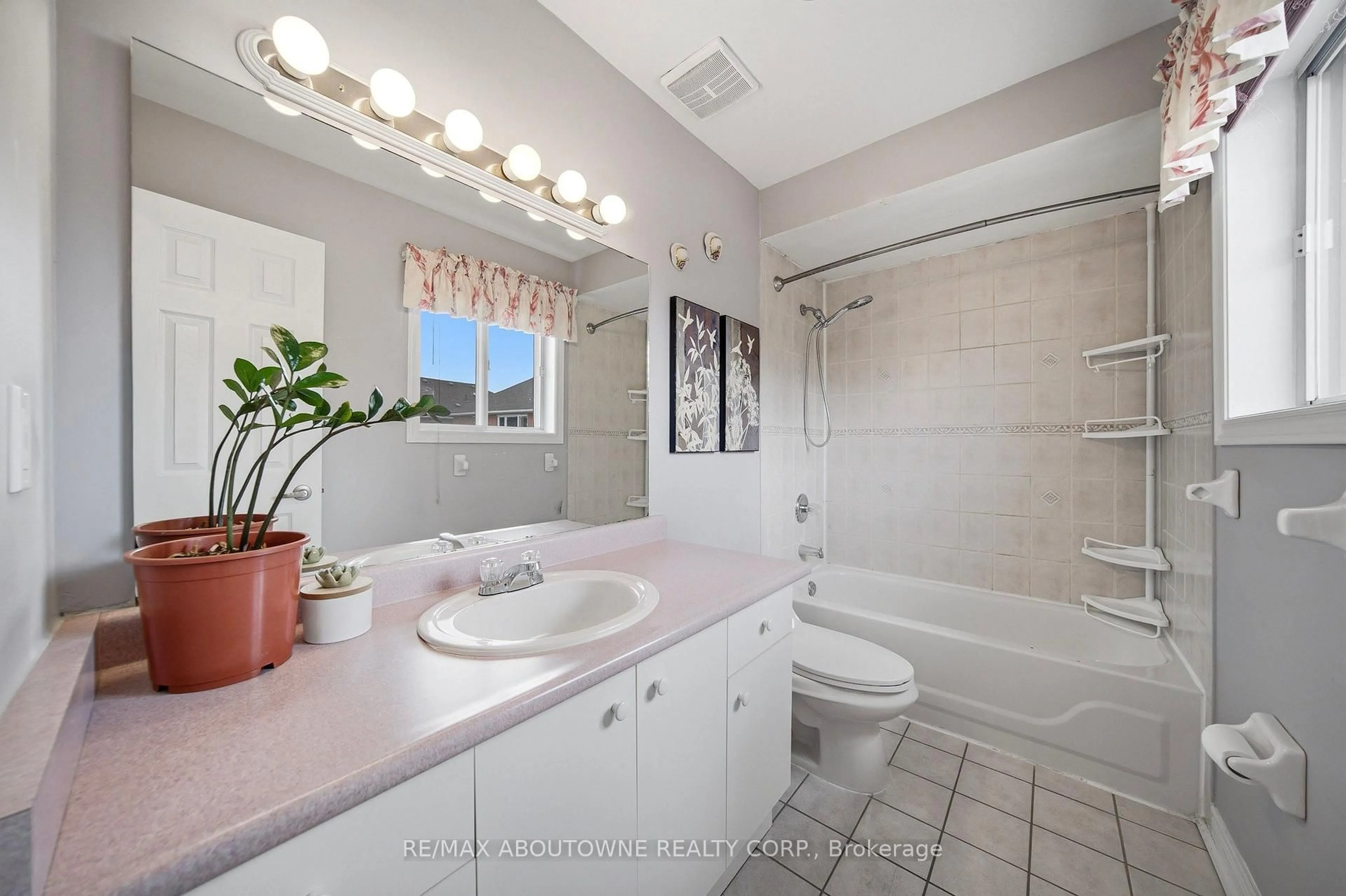 Standard bathroom, ceramic/tile floor for 5184 Red Brush Dr, Mississauga Ontario L4Z 3Z8