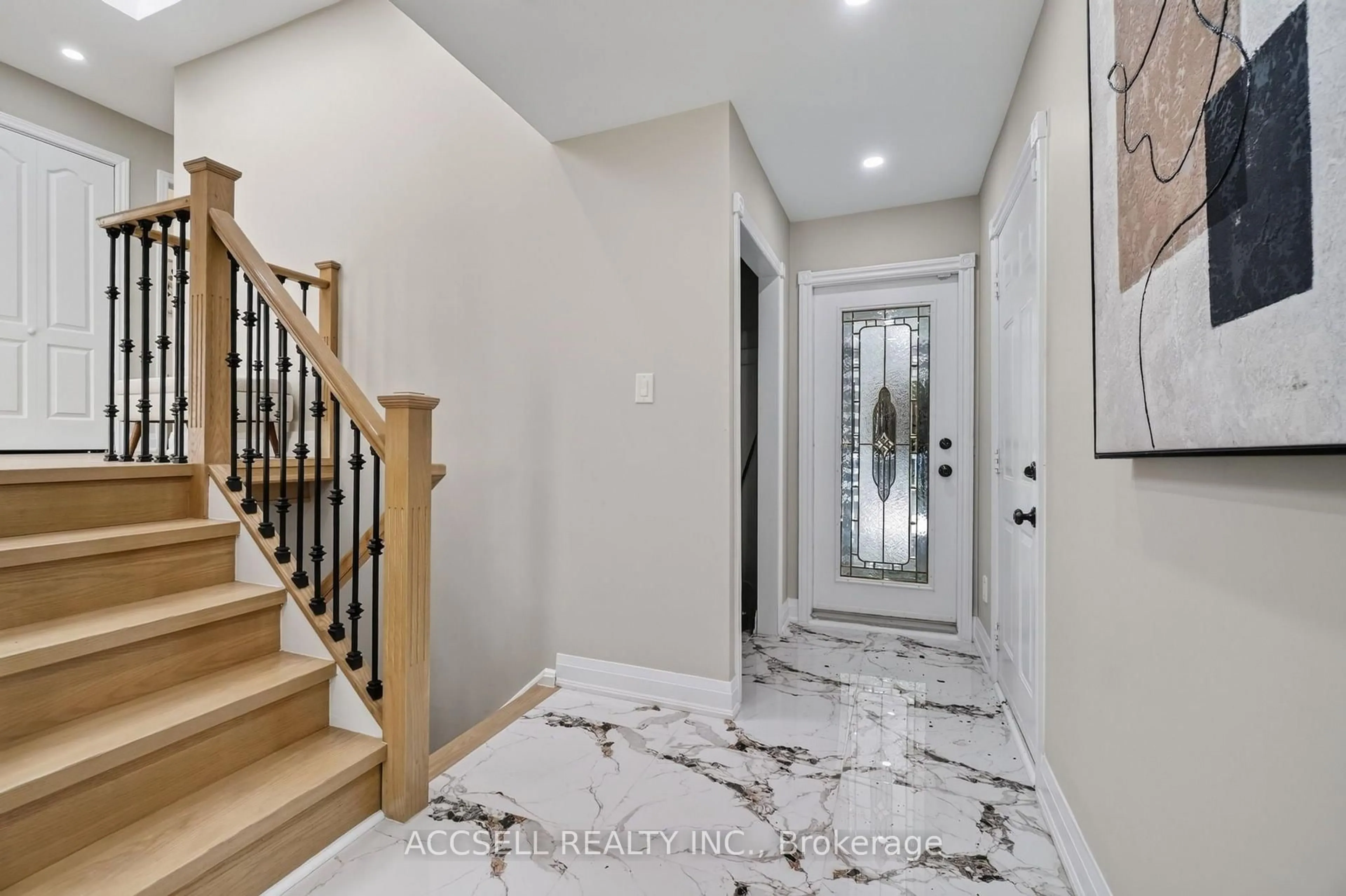 Indoor entryway for 2446 Ventura Dr, Oakville Ontario L6L 2H7