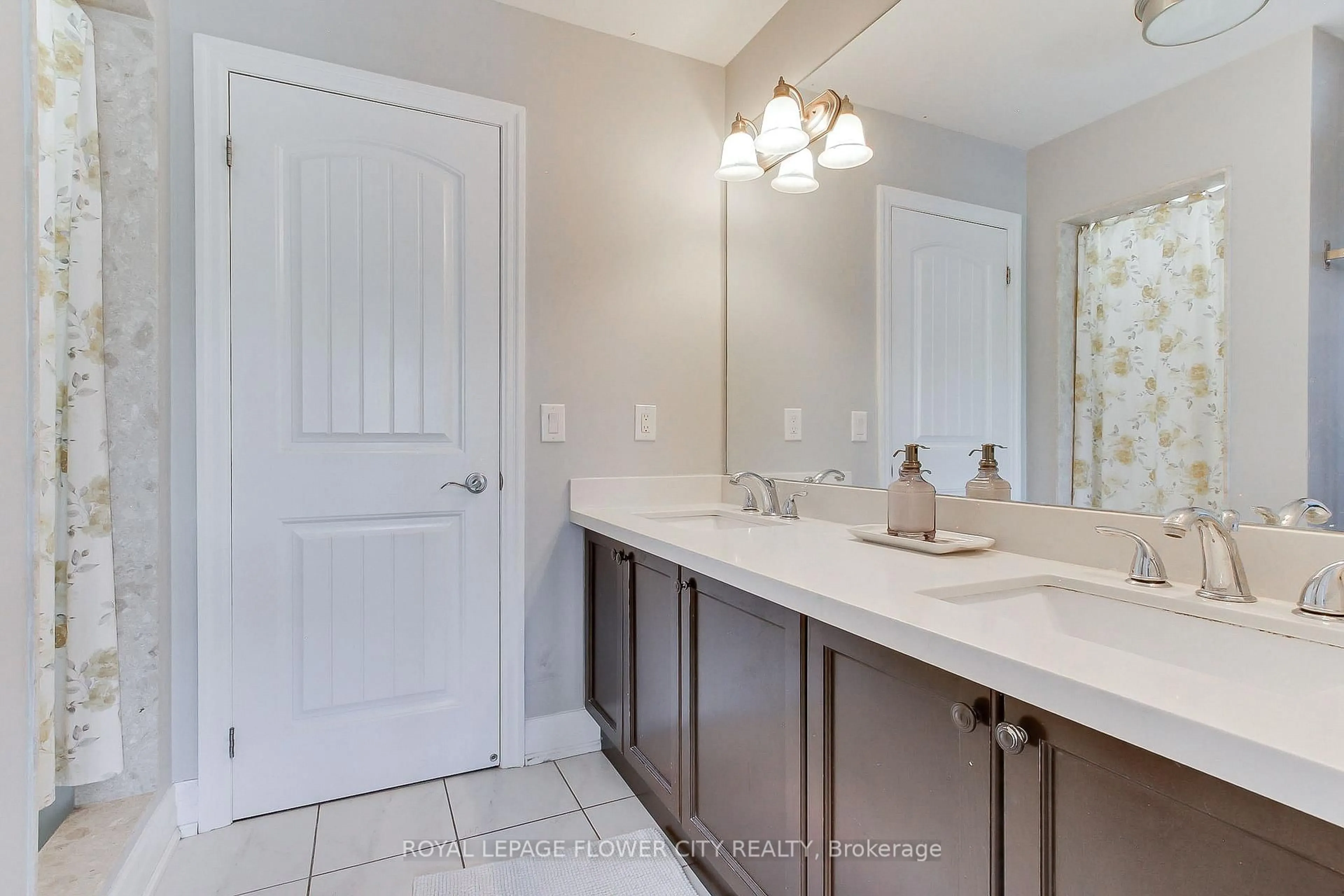 Standard bathroom, ceramic/tile floor for 124 Playfair Terr, Milton Ontario L9T 4V1