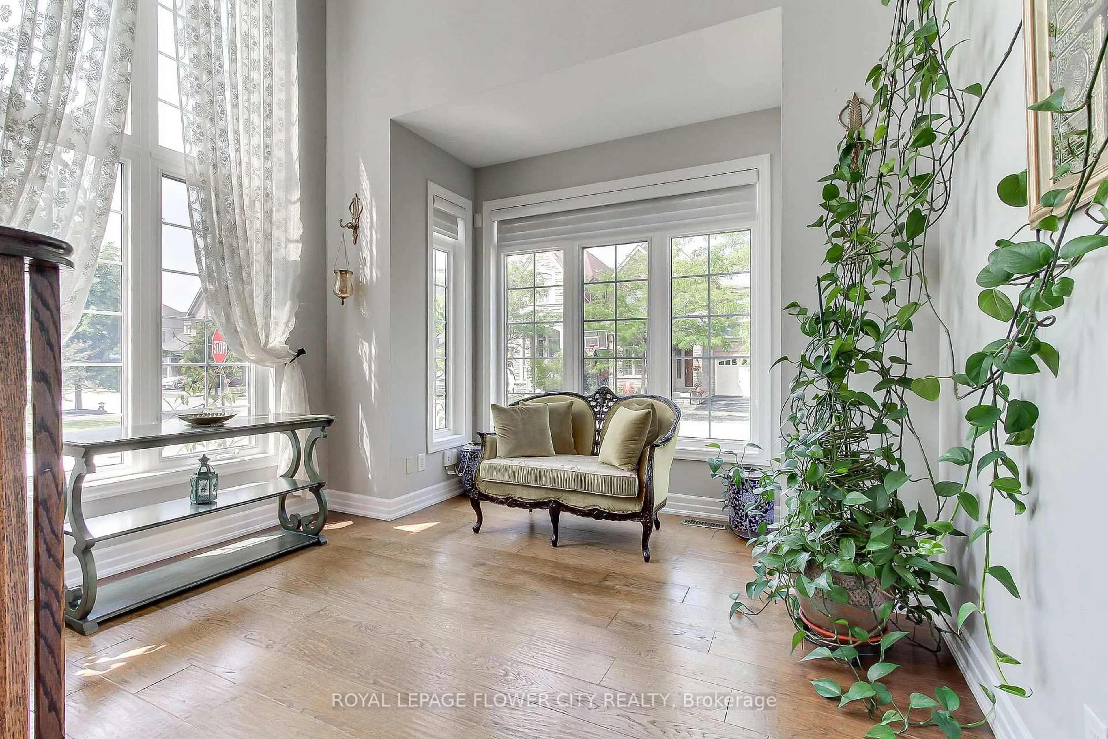 Indoor entryway for 124 Playfair Terr, Milton Ontario L9T 4V1