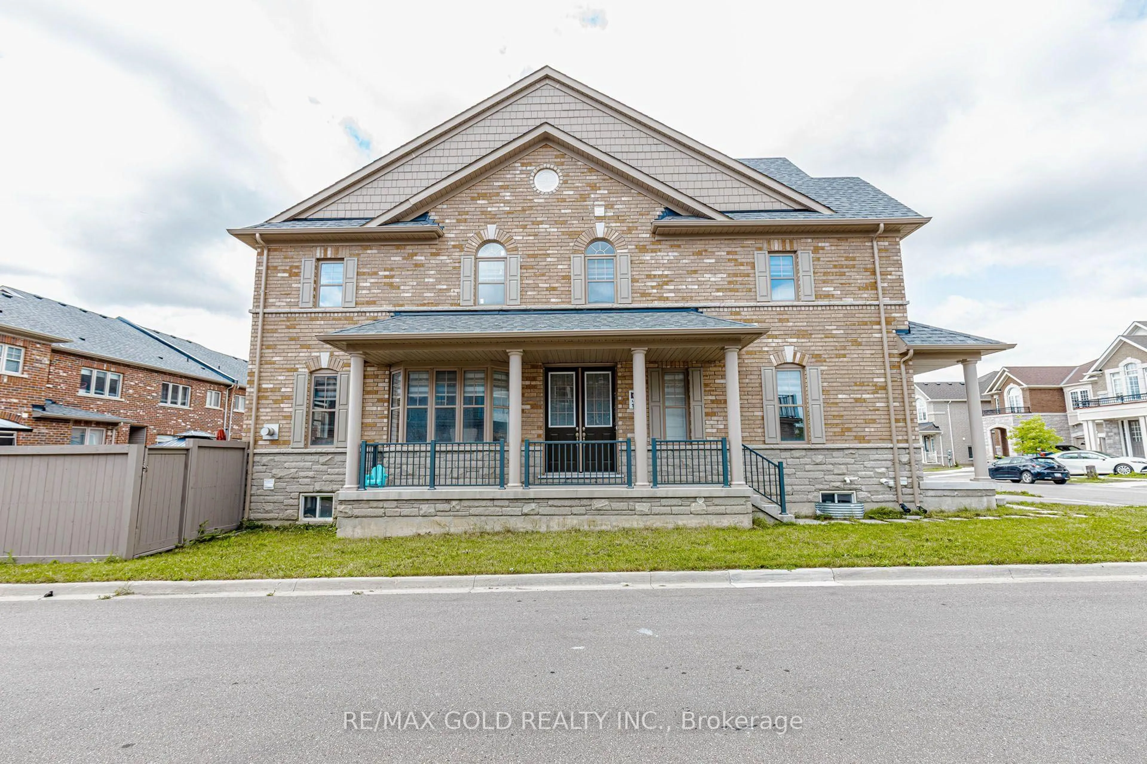 Home with brick exterior material, building for 3 DALE MEADOWS Rd, Brampton Ontario L7A 4Z9