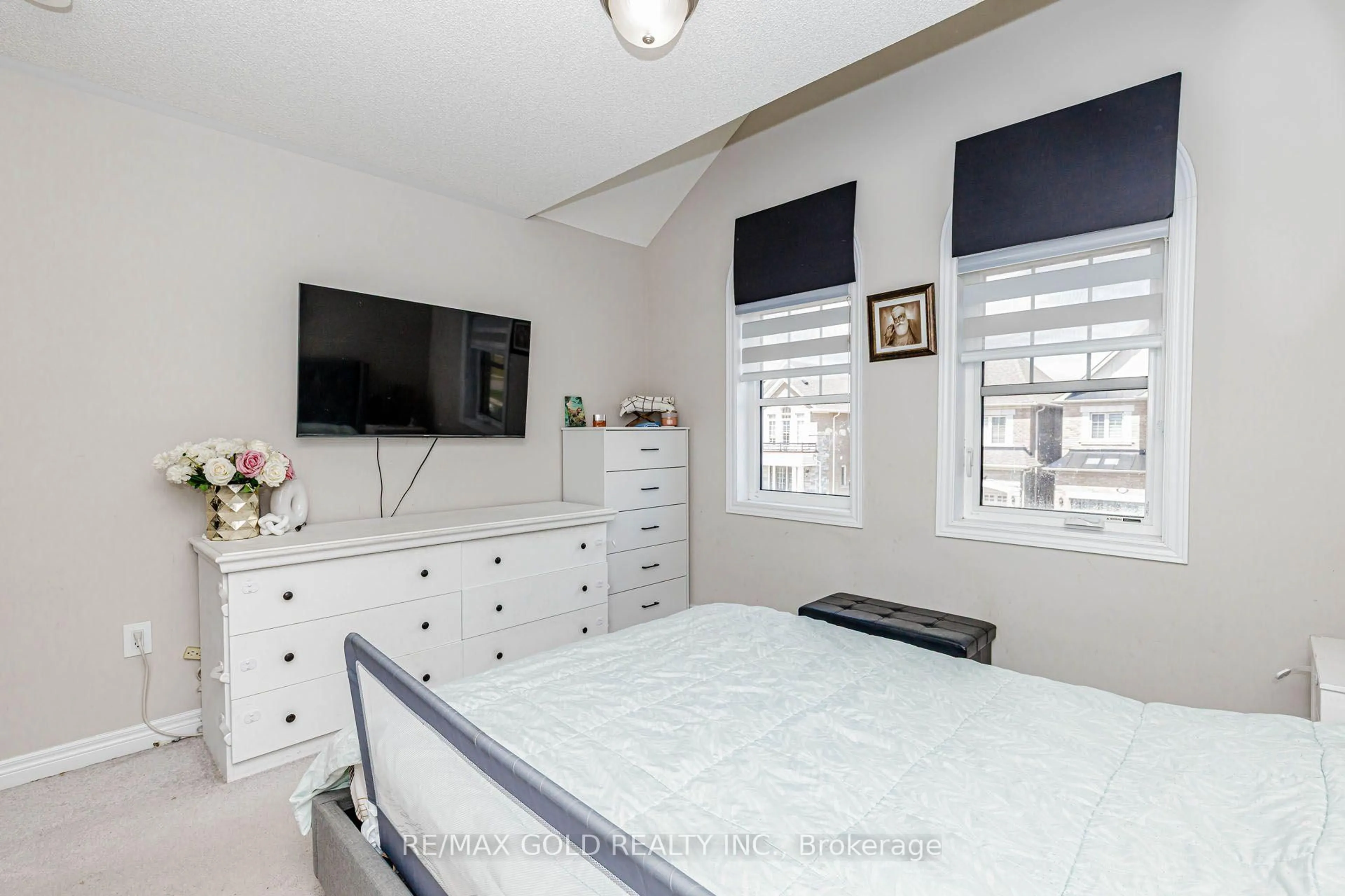 A pic of a room for 3 DALE MEADOWS Rd, Brampton Ontario L7A 4Z9