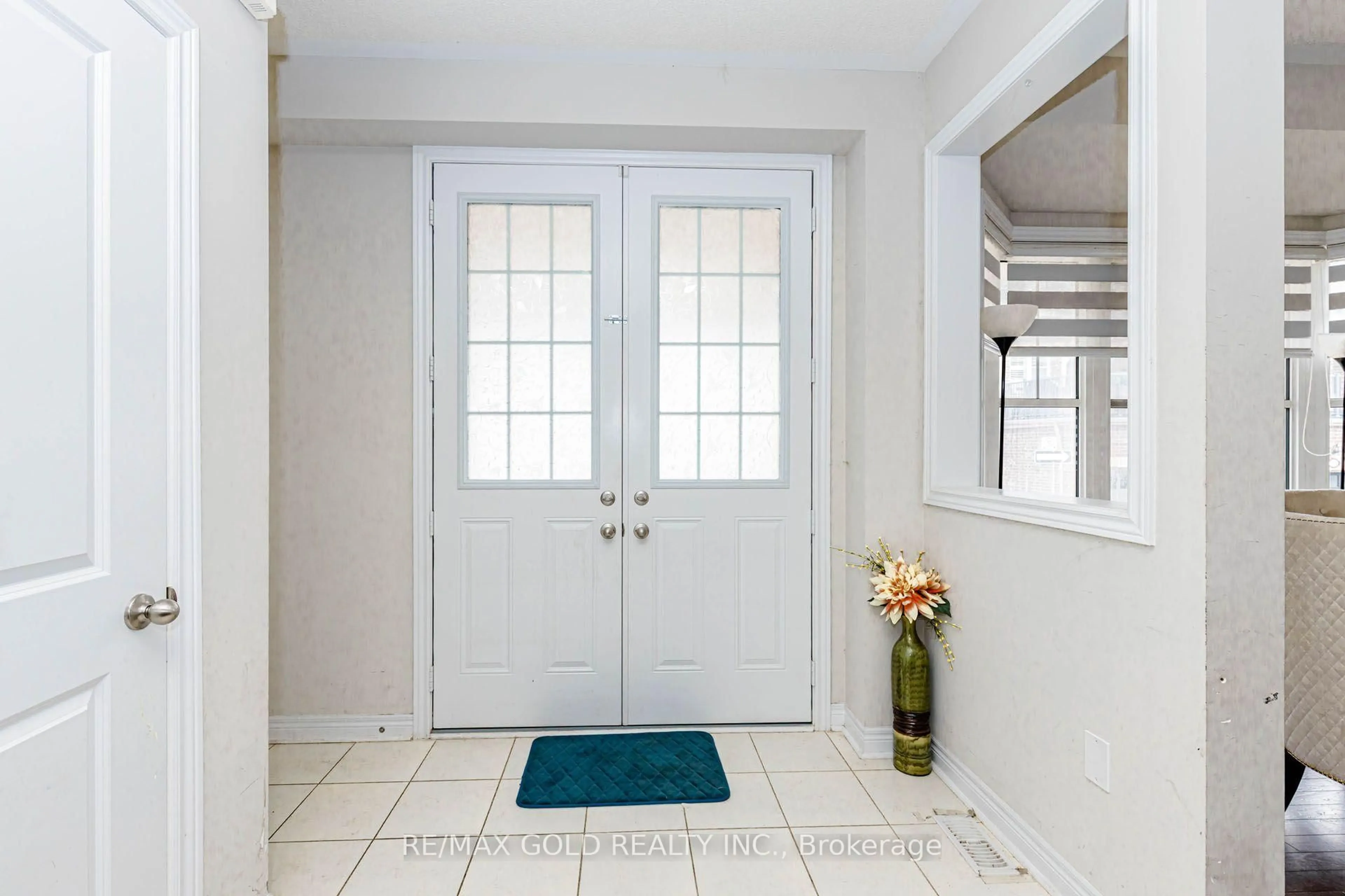 Indoor entryway for 3 DALE MEADOWS Rd, Brampton Ontario L7A 4Z9