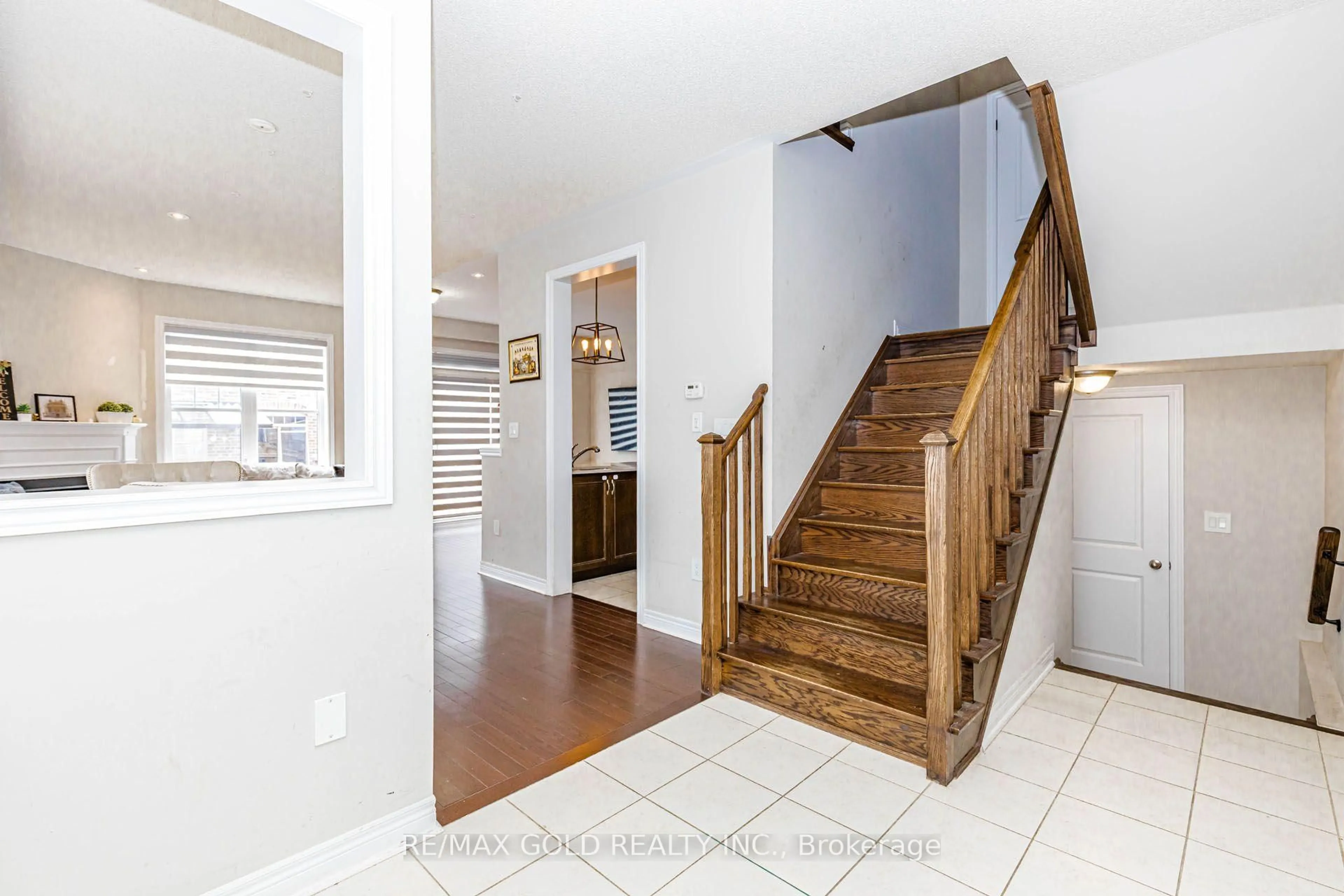 Indoor entryway for 3 DALE MEADOWS Rd, Brampton Ontario L7A 4Z9