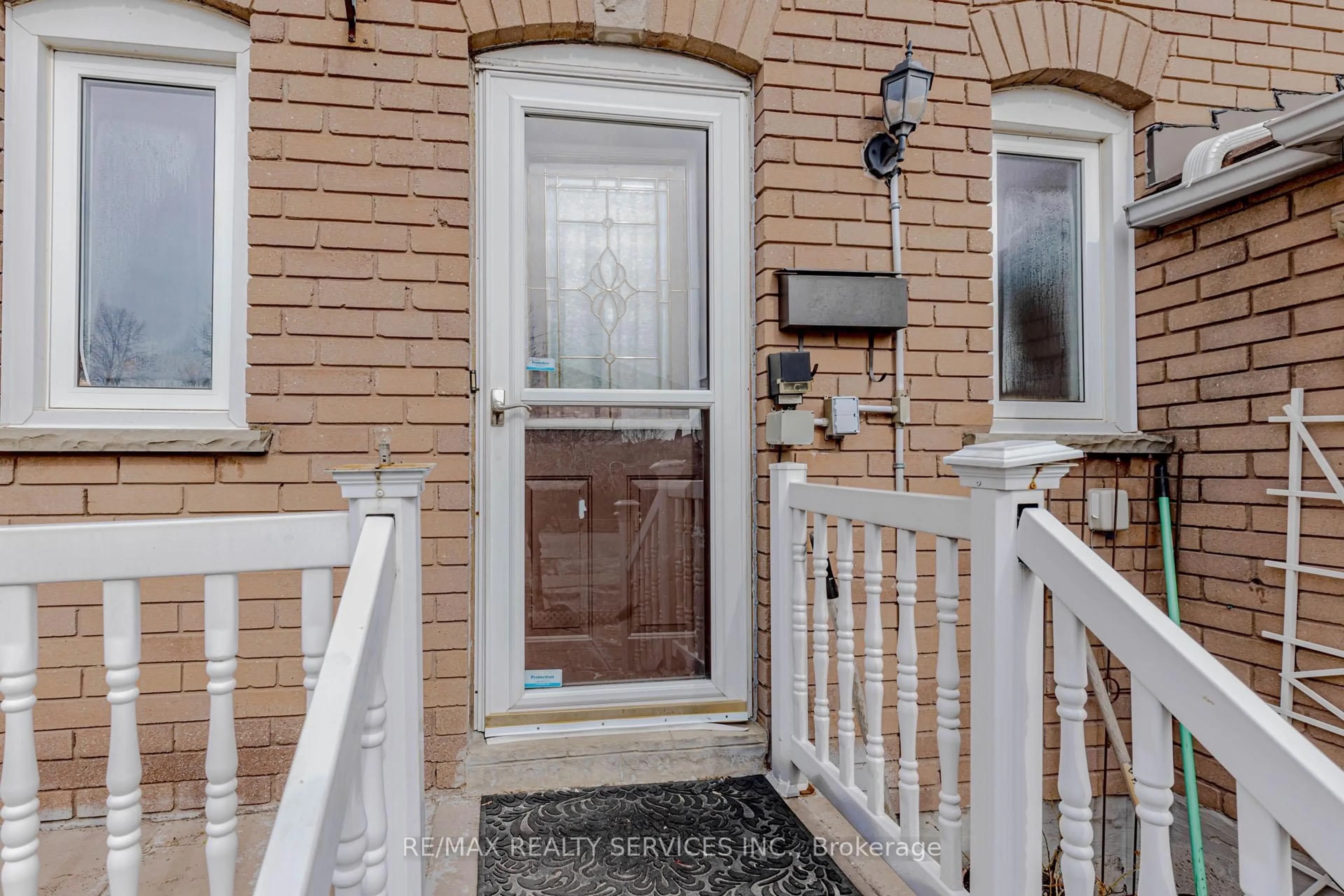 Indoor entryway for 130 Cutters Cres, Brampton Ontario L6Y 4J8