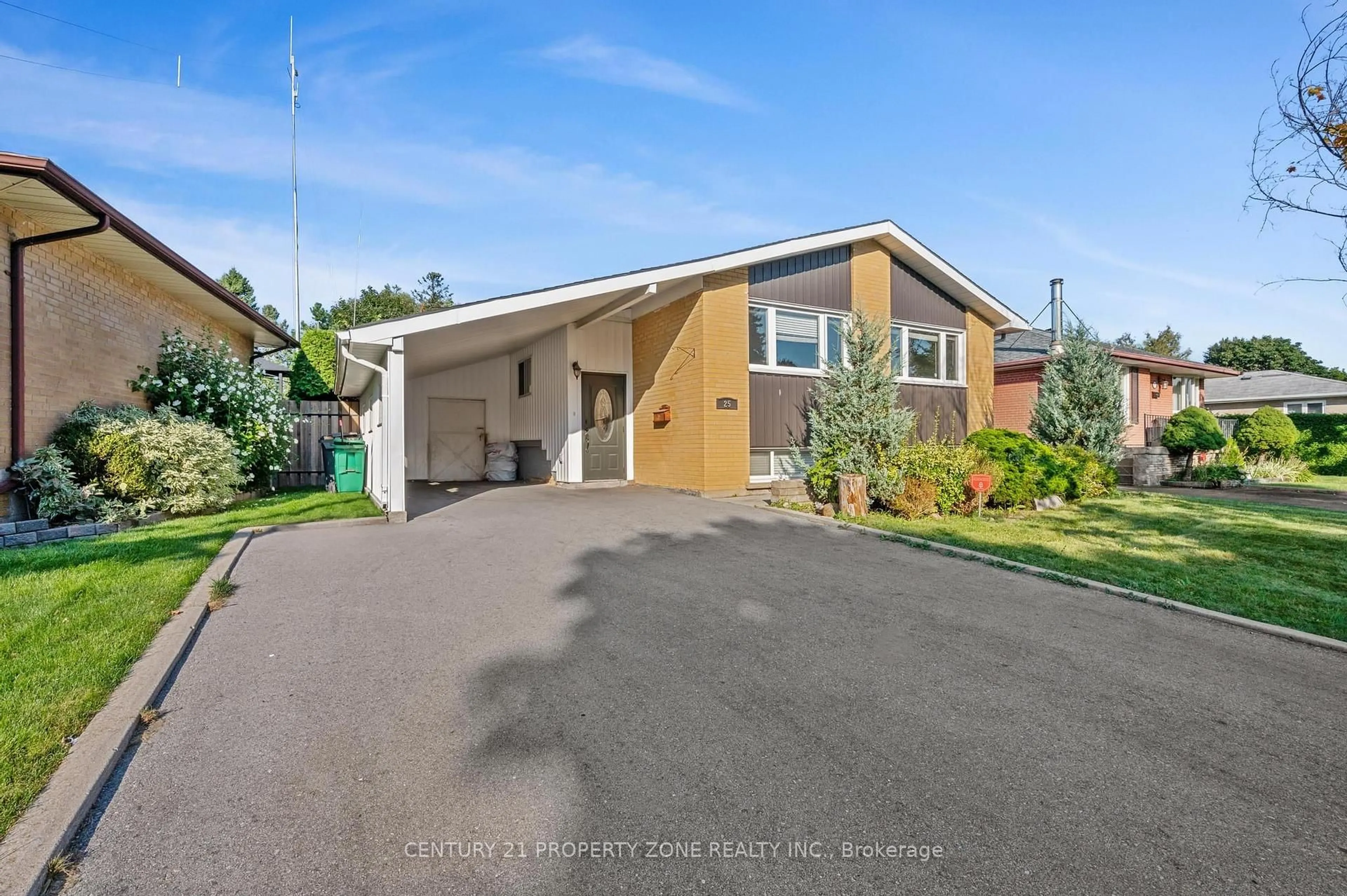 A pic from outside/outdoor area/front of a property/back of a property/a pic from drone, street for 25 Chatsworth Dr, Brampton Ontario L6X 2L8