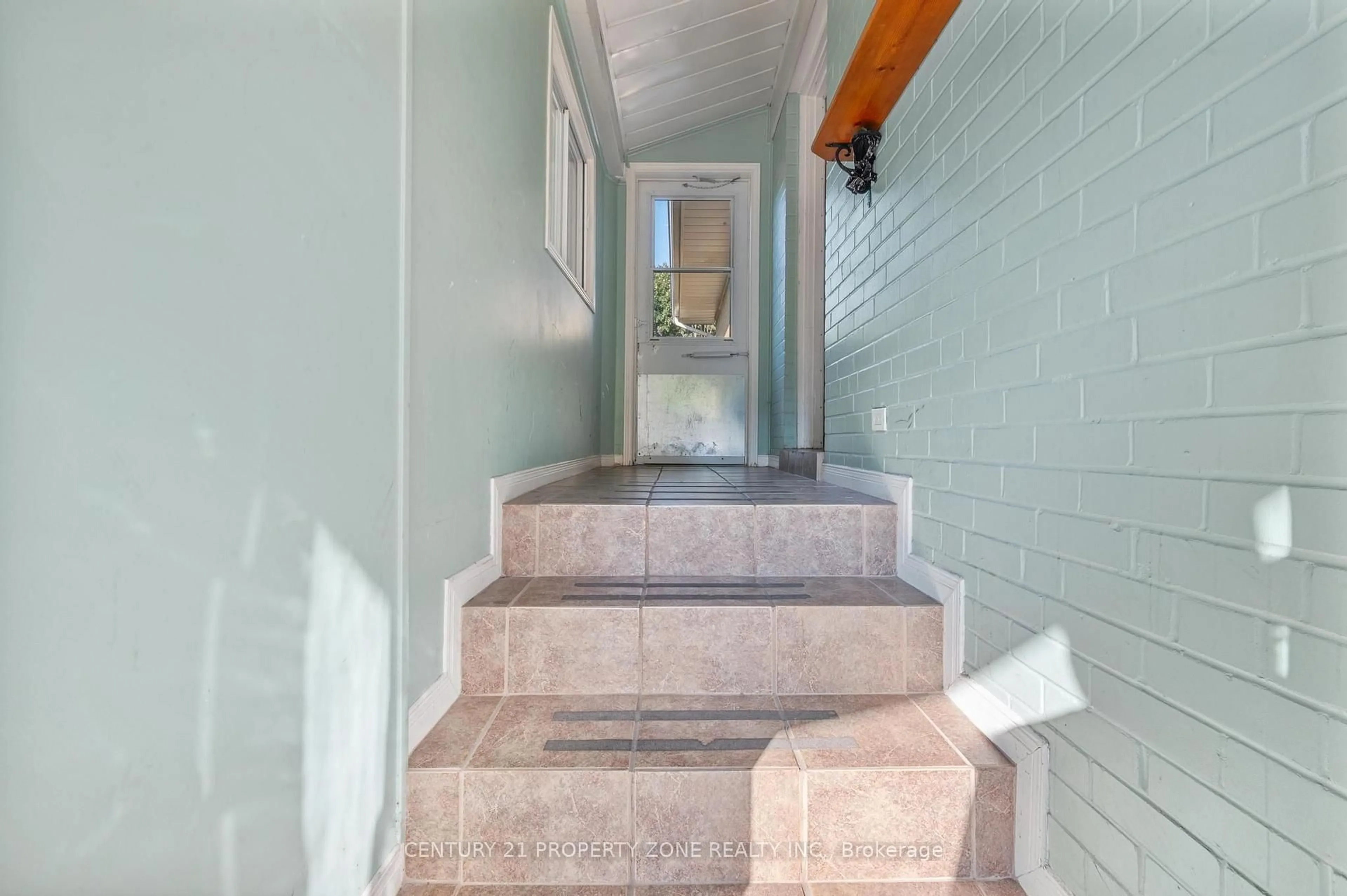 Stairs for 25 Chatsworth Dr, Brampton Ontario L6X 2L8