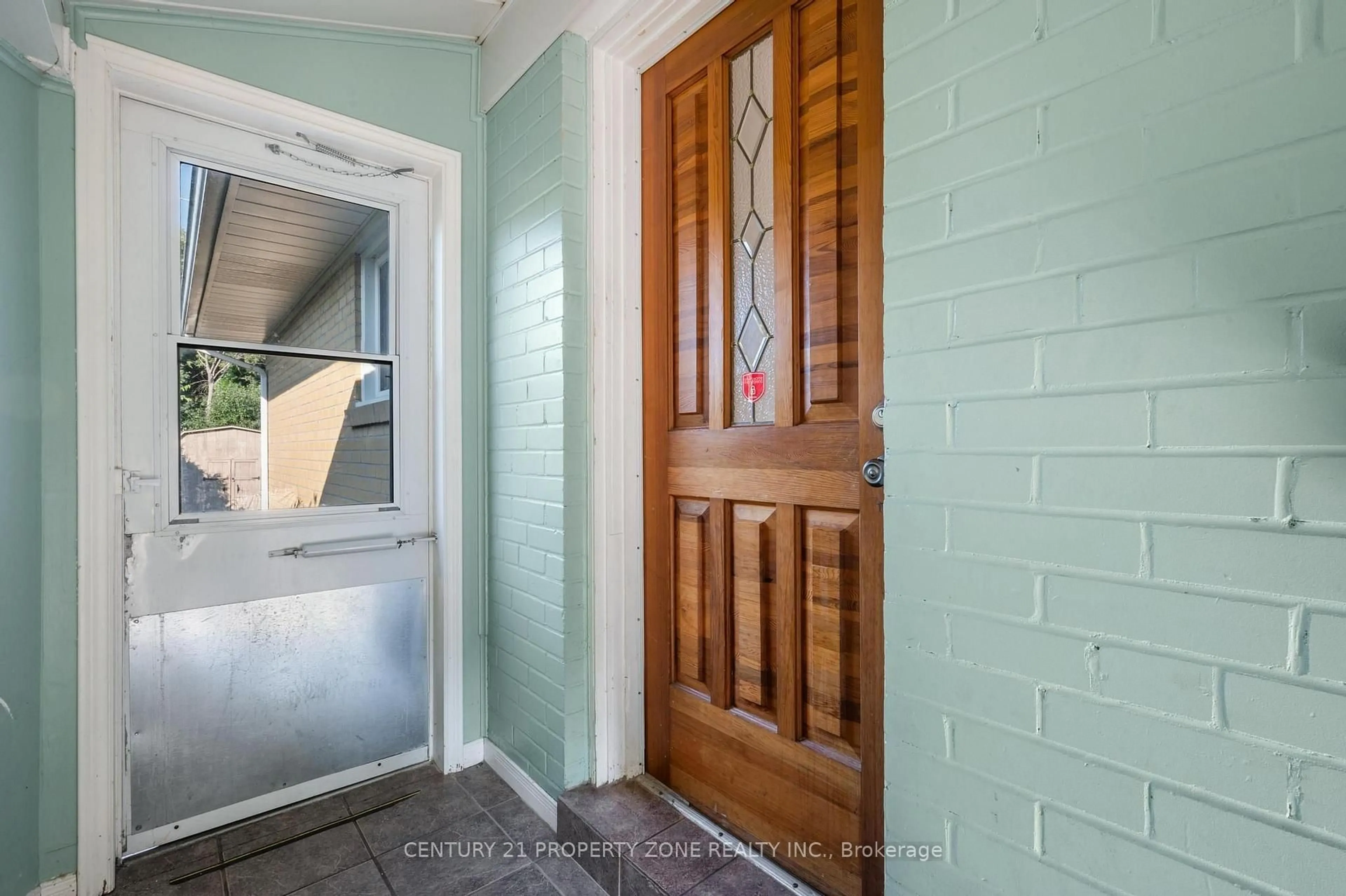 Indoor entryway for 25 Chatsworth Dr, Brampton Ontario L6X 2L8