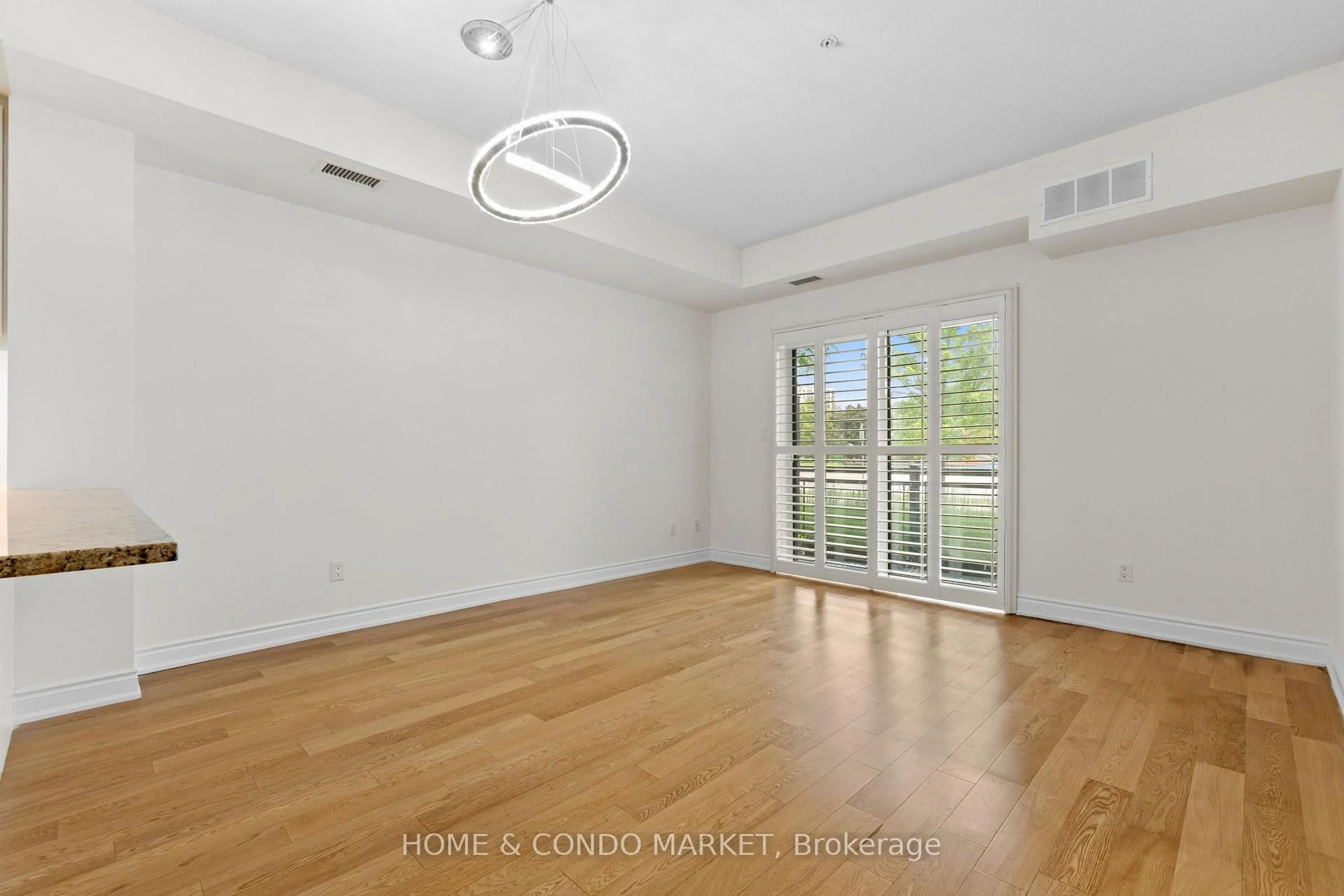 A pic of a room for 3170 Erin Mills Pkwy #130, Mississauga Ontario L5L 0B6