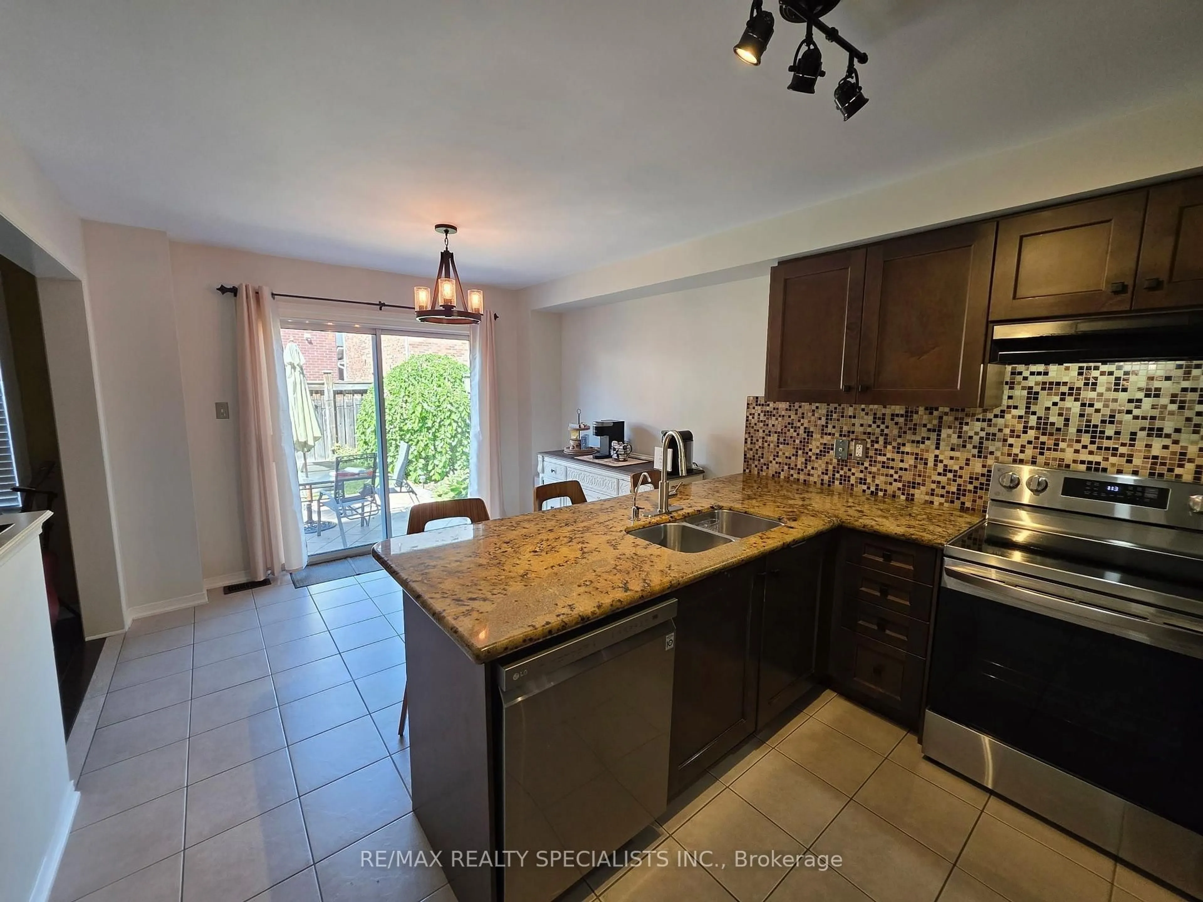 Open concept kitchen, ceramic/tile floor for 482 Grant Way, Milton Ontario L9T 0S8