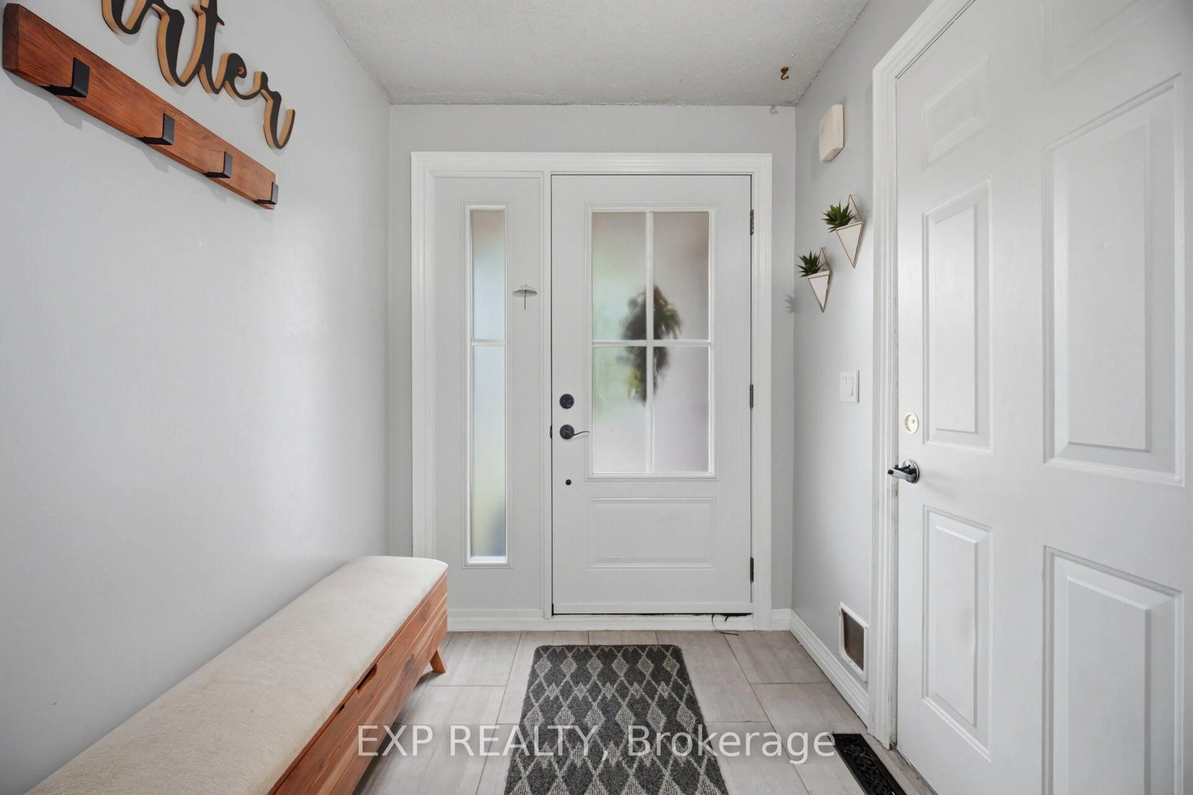 Indoor entryway for 14 Royal Palm Dr, Brampton Ontario L6Z 1P5