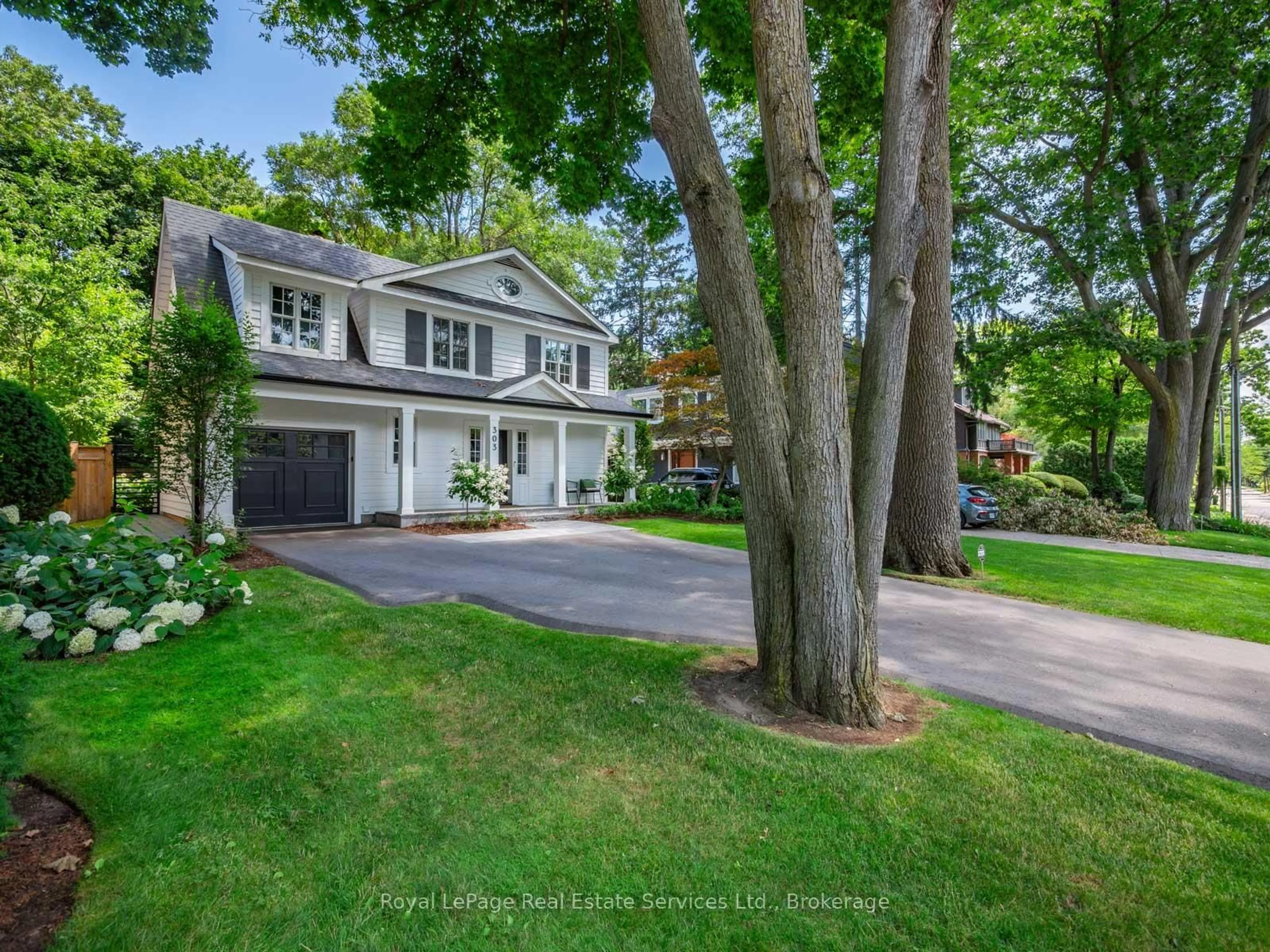 A pic from outside/outdoor area/front of a property/back of a property/a pic from drone, street for 303 Watson Ave, Oakville Ontario L6J 3V3