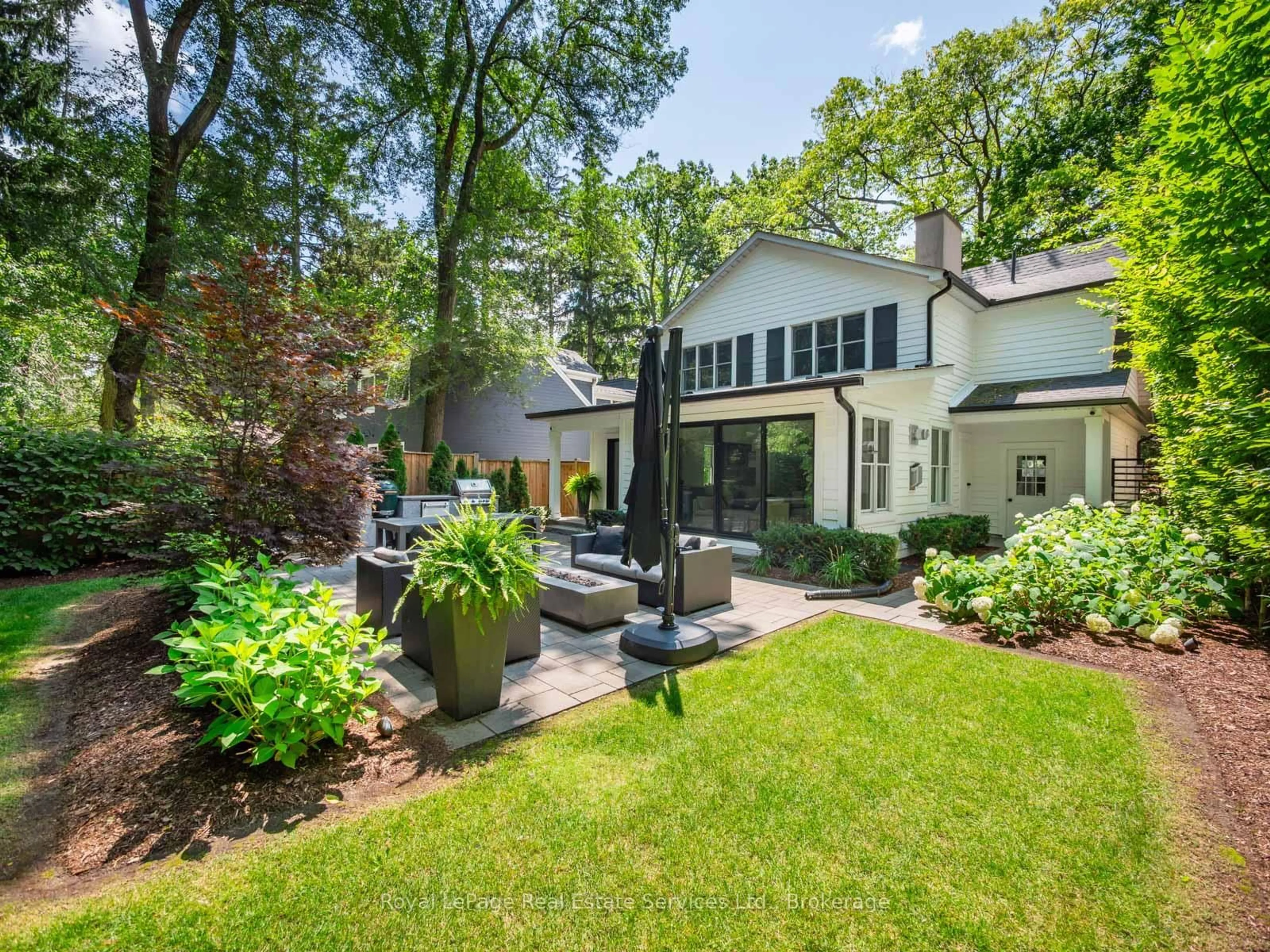 Patio, street for 303 Watson Ave, Oakville Ontario L6J 3V3