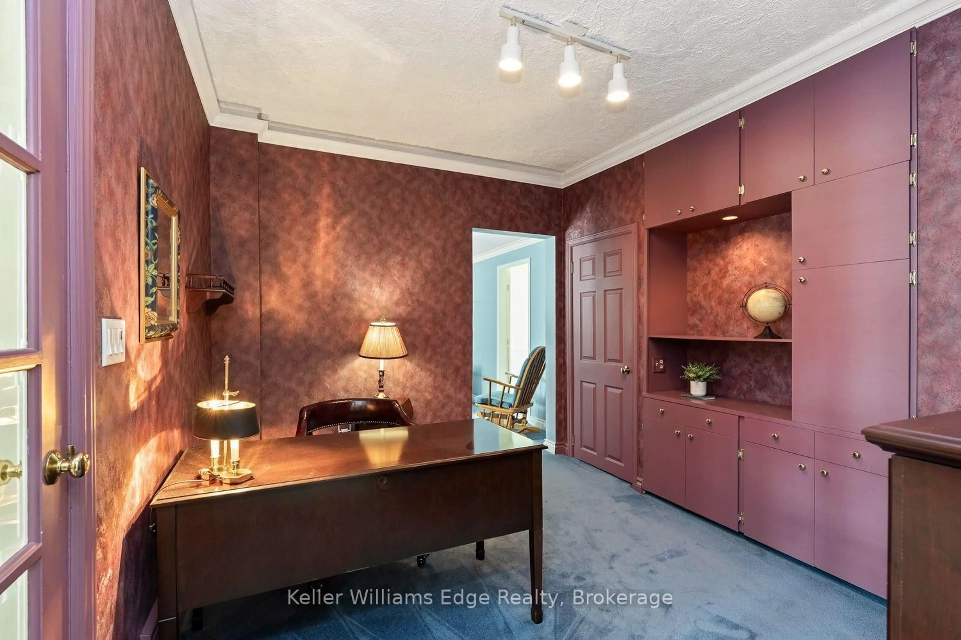 Indoor foyer for 2057 Halton Pl, Burlington Ontario L7R 1P8