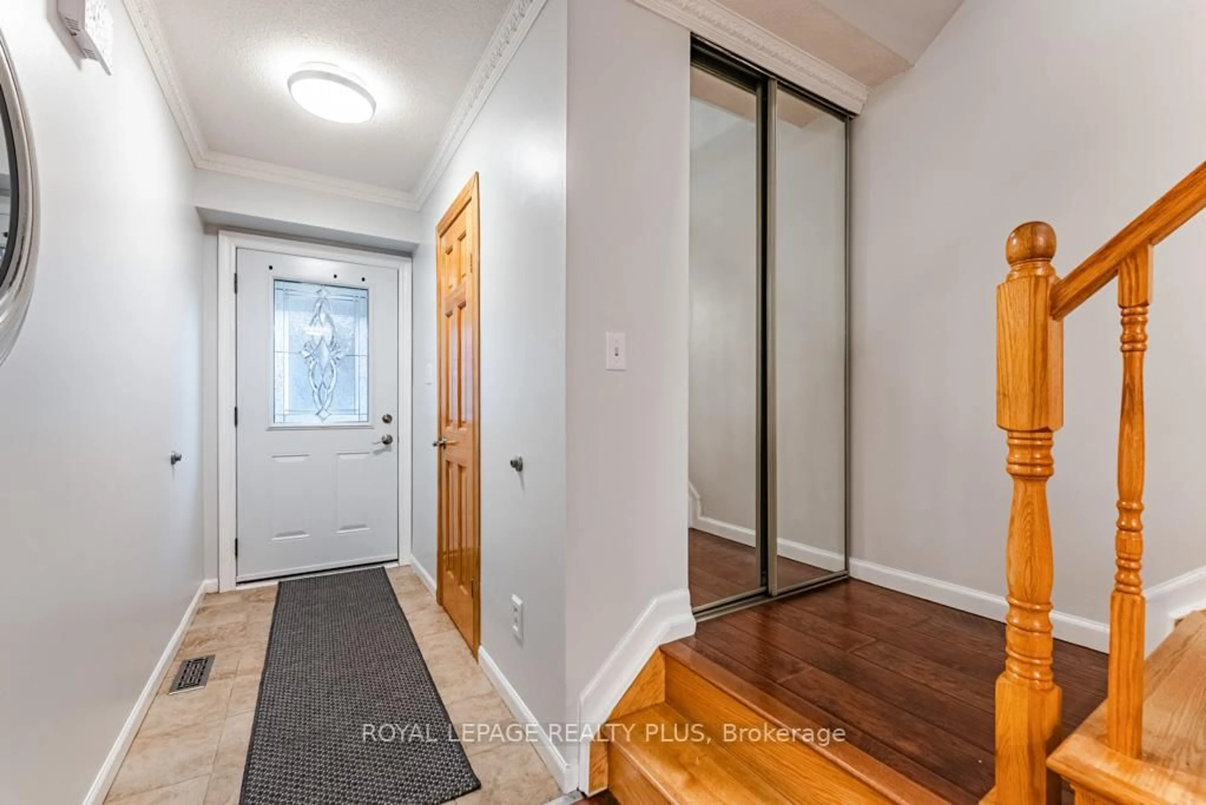 Indoor entryway for 2120 RATHBURN Rd #161, Mississauga Ontario L4W 2S8