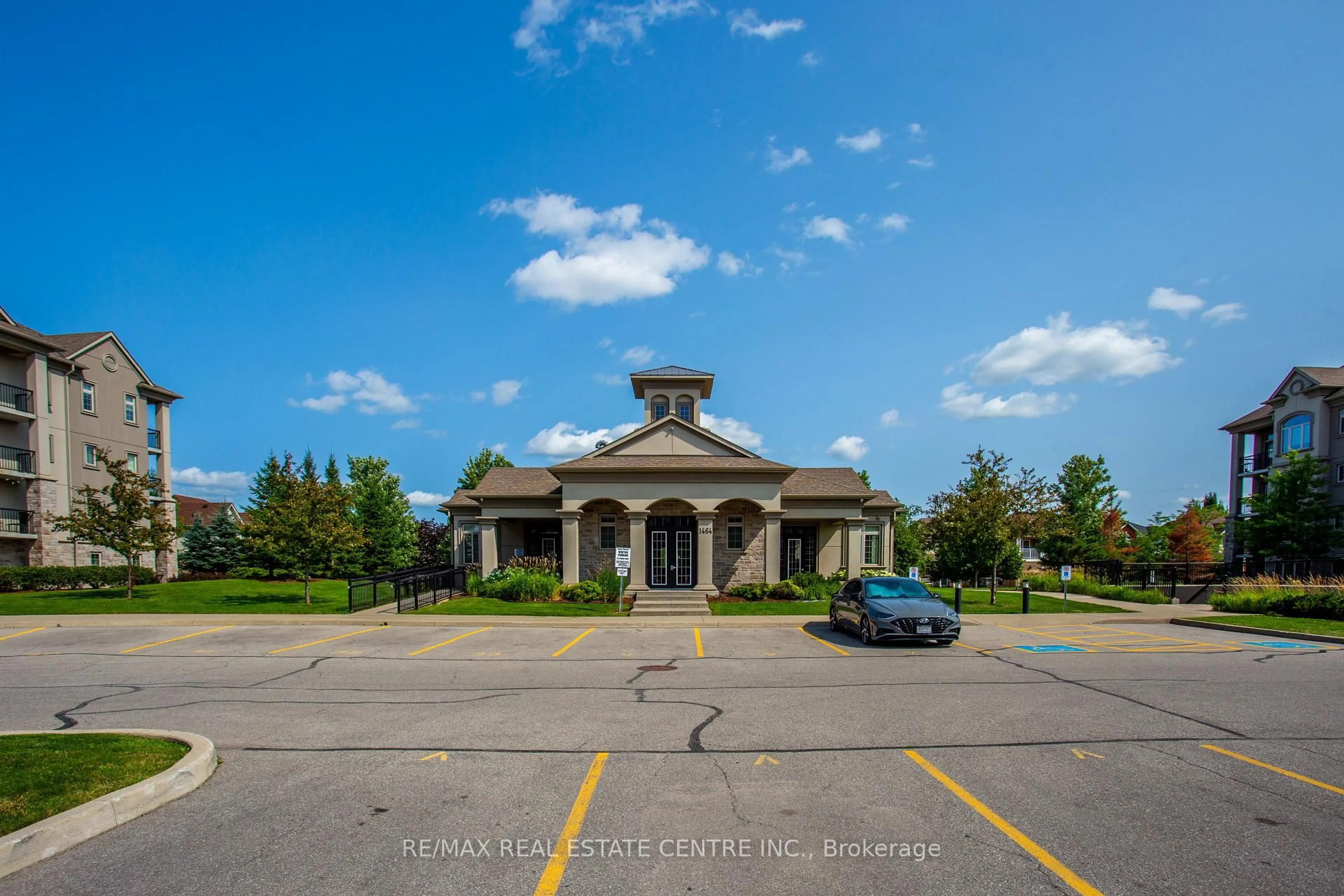 Indoor foyer for 1460 Main St #412, Milton Ontario L9T 8W5