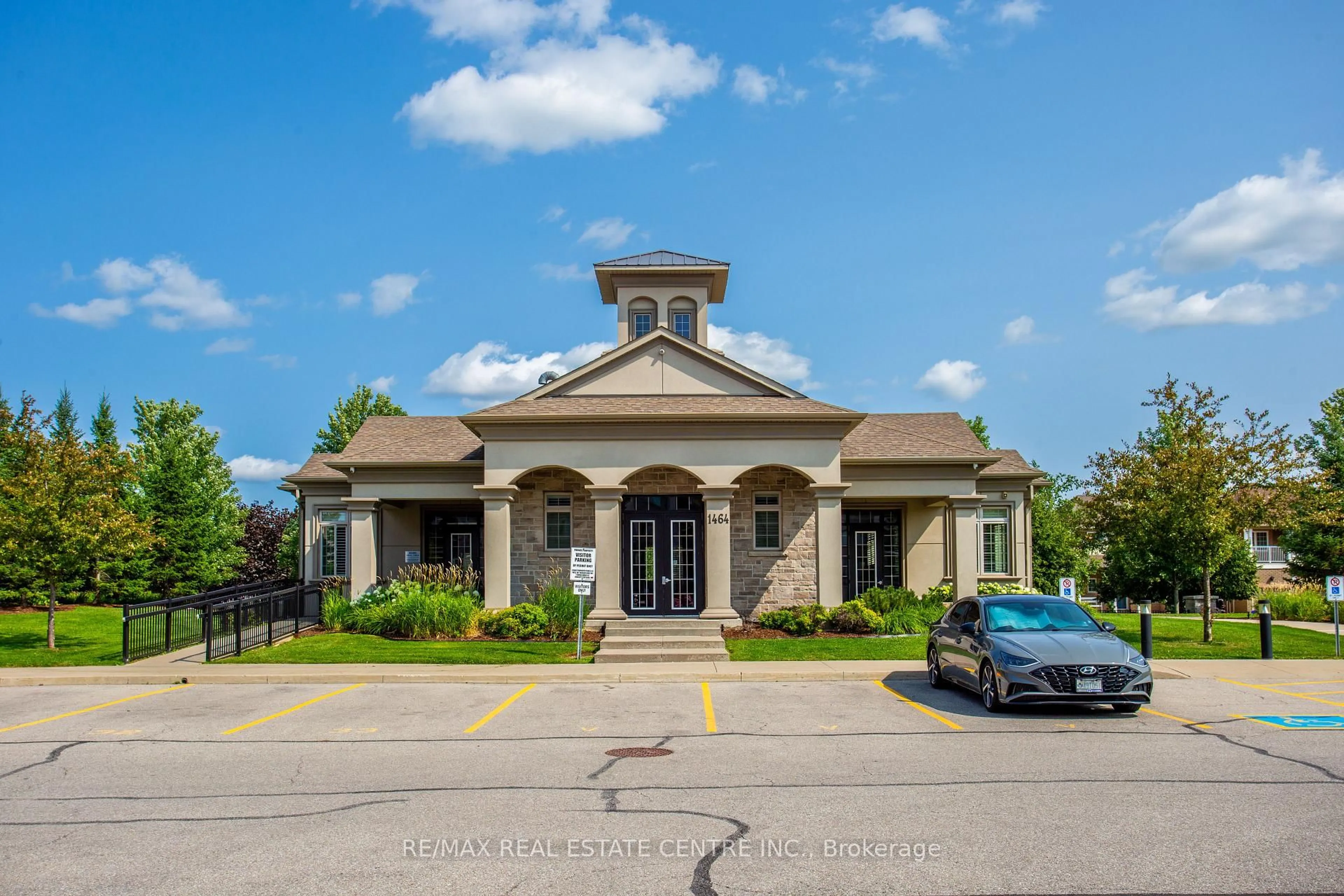 Indoor foyer for 1460 Main St #412, Milton Ontario L9T 8W5