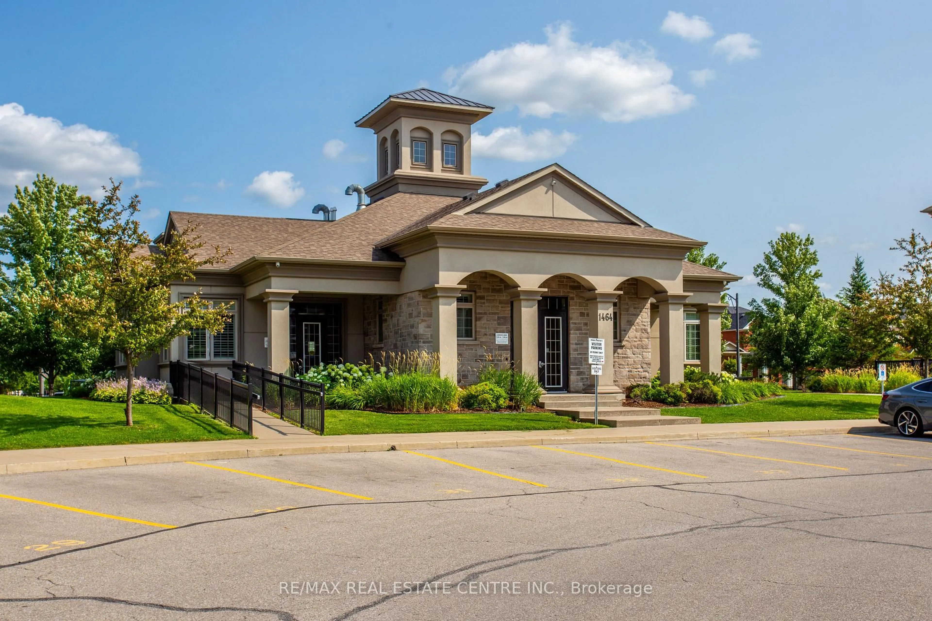 Indoor foyer for 1460 Main St #412, Milton Ontario L9T 8W5