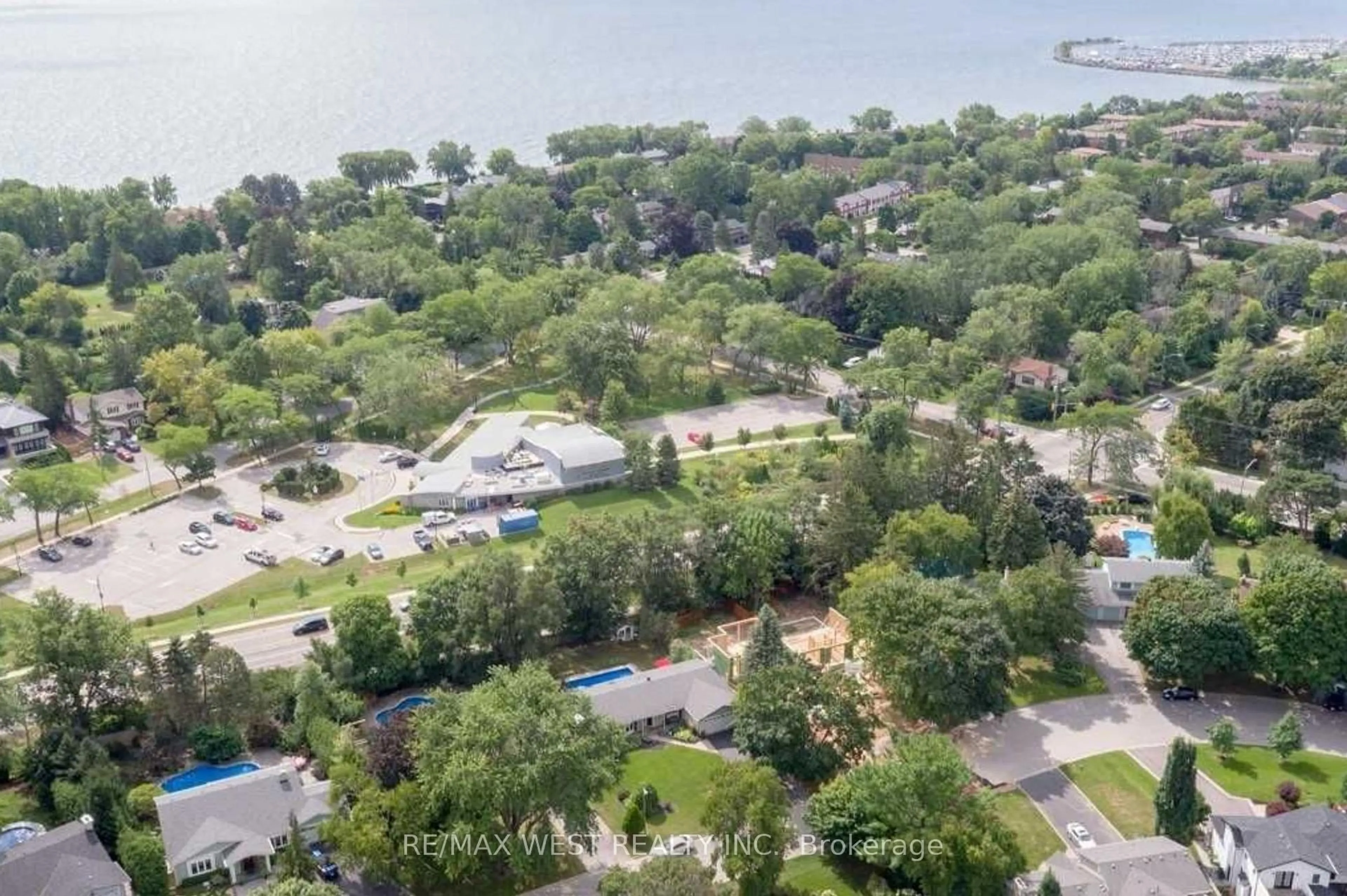 A pic from outside/outdoor area/front of a property/back of a property/a pic from drone, water/lake/river/ocean view for 1566 Venetia Dr, Oakville Ontario L6L 1K7