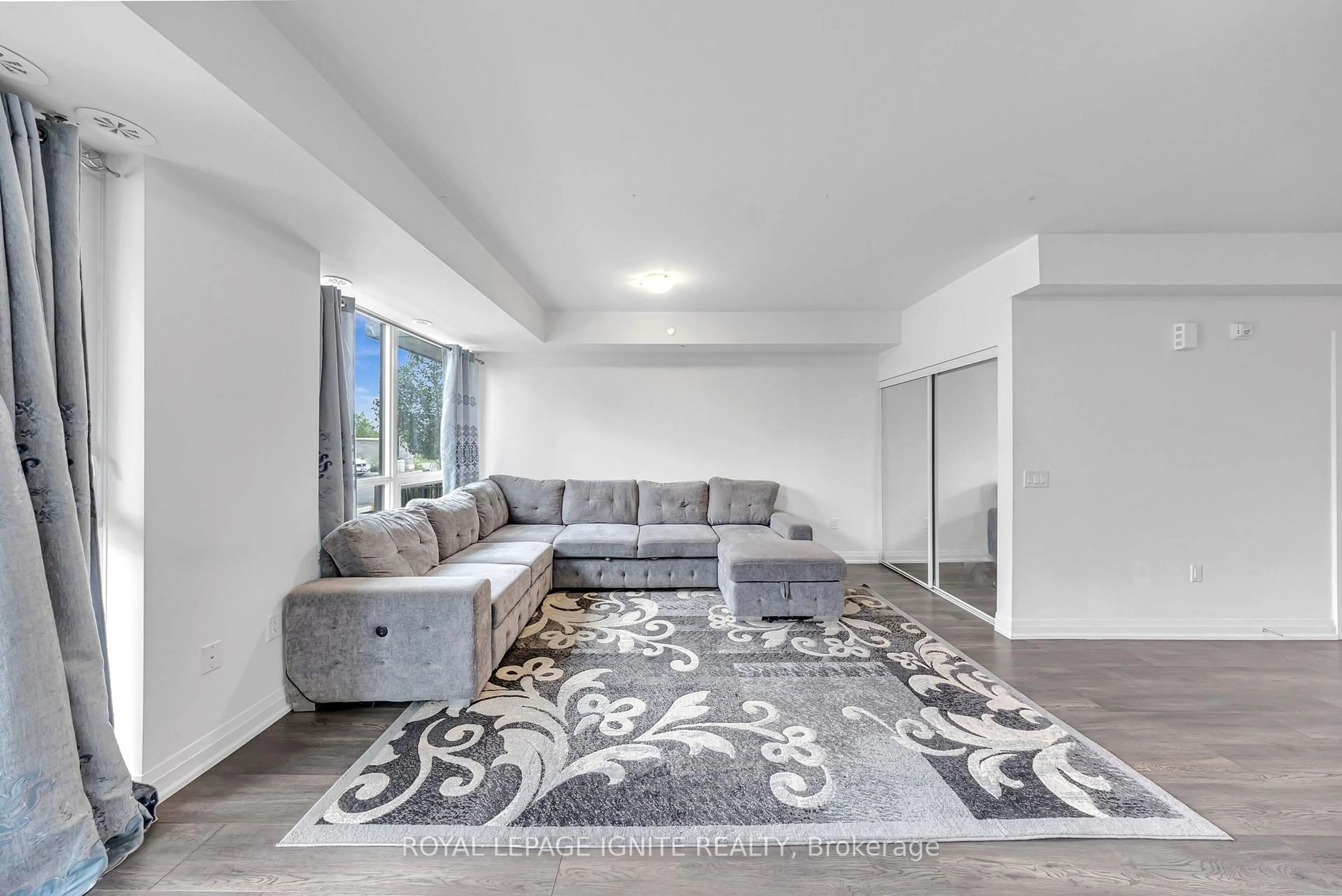 Living room with furniture, carpet floor for 65 Attmar Dr #152, Brampton Ontario L6P 0Y6