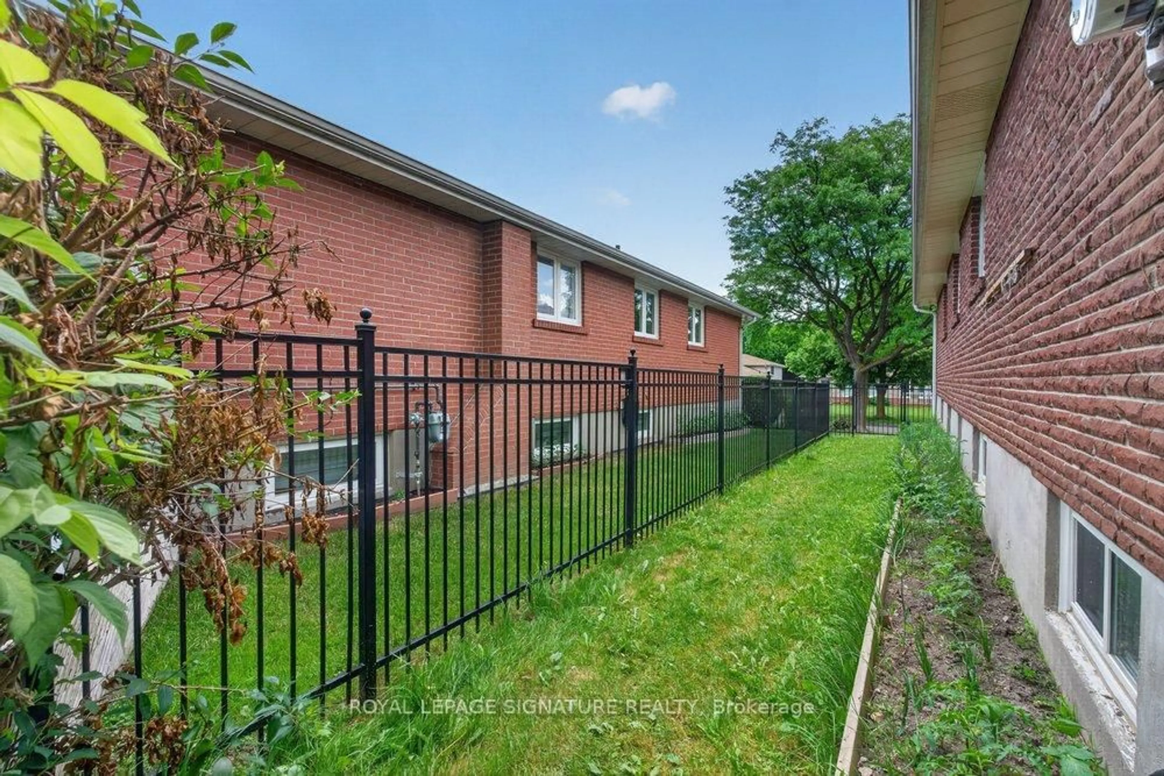 Patio, street for 439 Ginger Dwns, Mississauga Ontario L5A 3A8