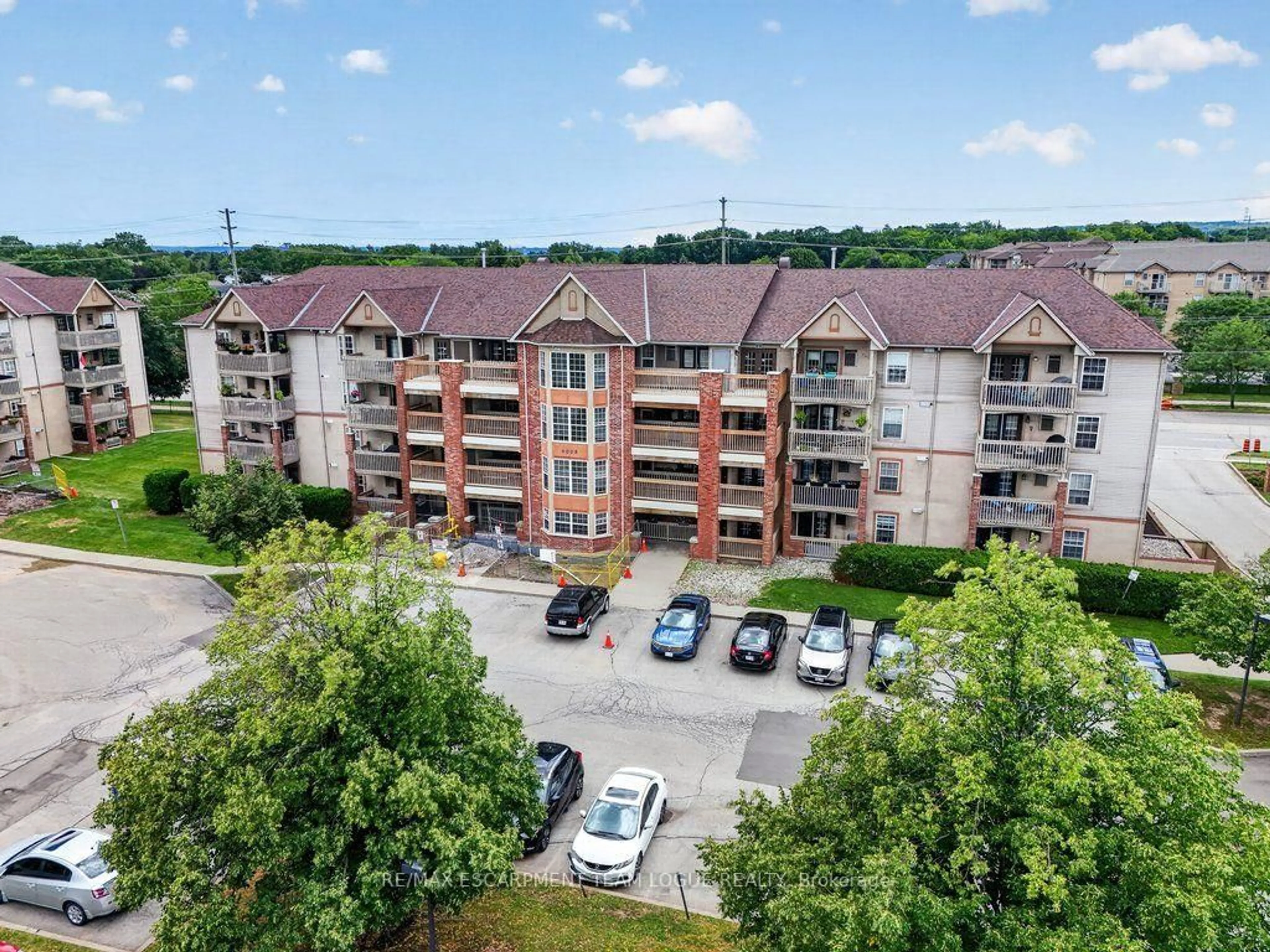 A pic from outside/outdoor area/front of a property/back of a property/a pic from drone, unknown for 4003 Kilmer Dr #412, Burlington Ontario L7M 4M1