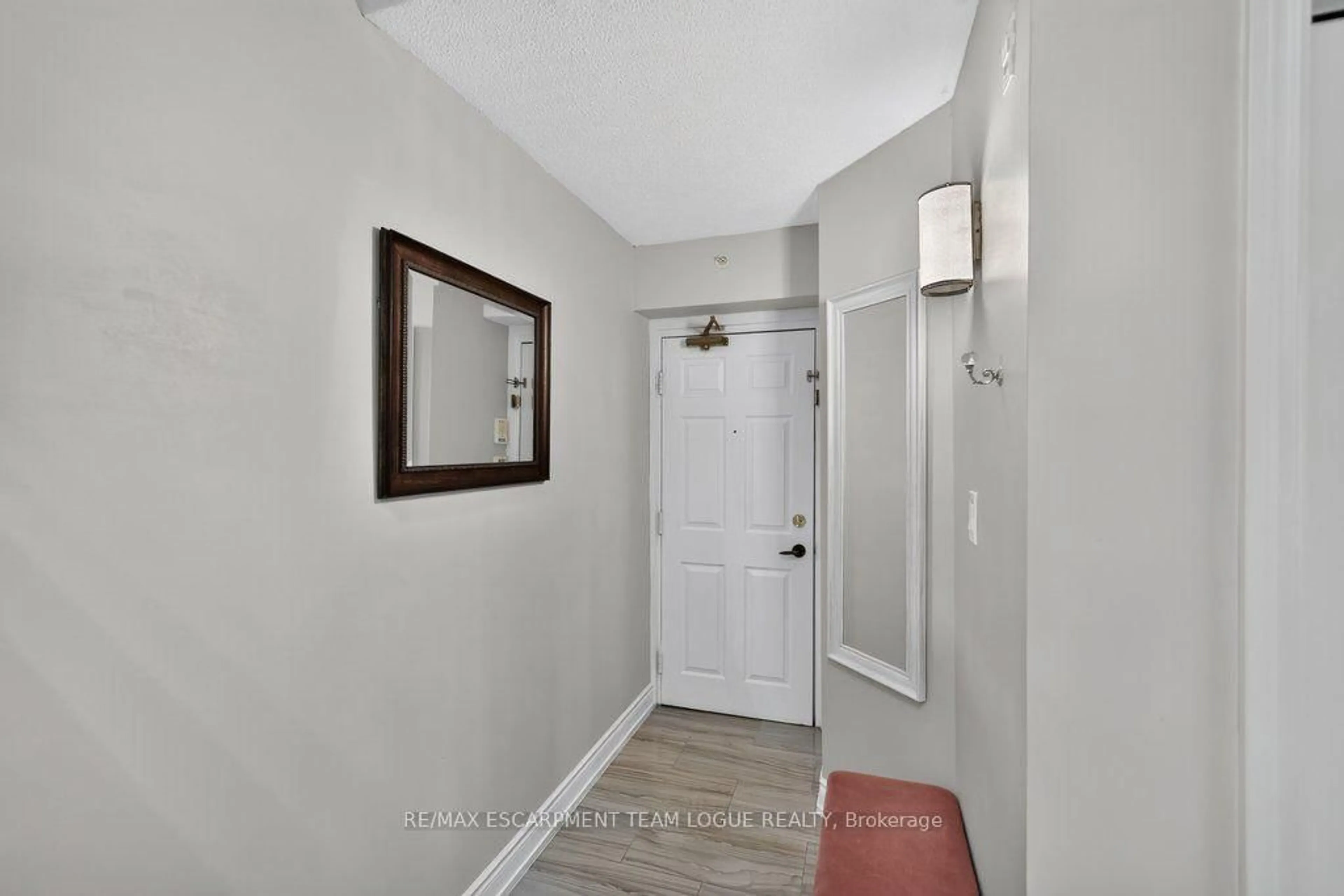 Indoor entryway for 4003 Kilmer Dr #412, Burlington Ontario L7M 4M1
