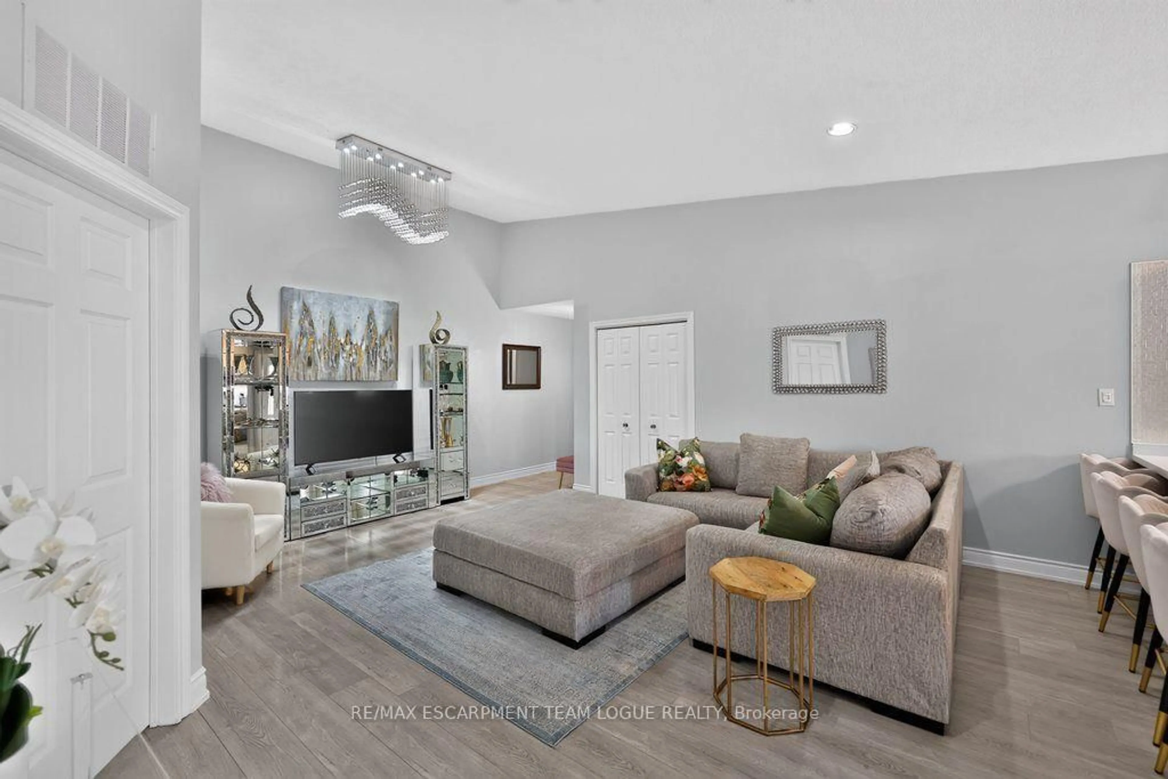 Living room with furniture, unknown for 4003 Kilmer Dr #412, Burlington Ontario L7M 4M1