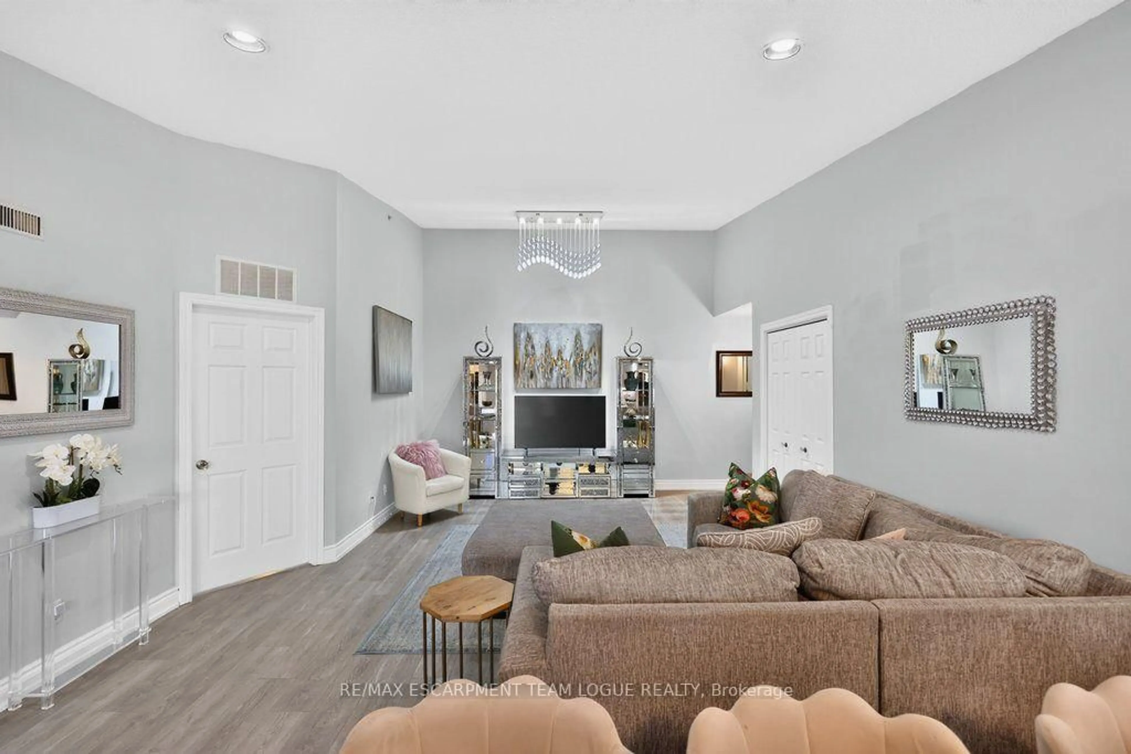 Living room with furniture, unknown for 4003 Kilmer Dr #412, Burlington Ontario L7M 4M1