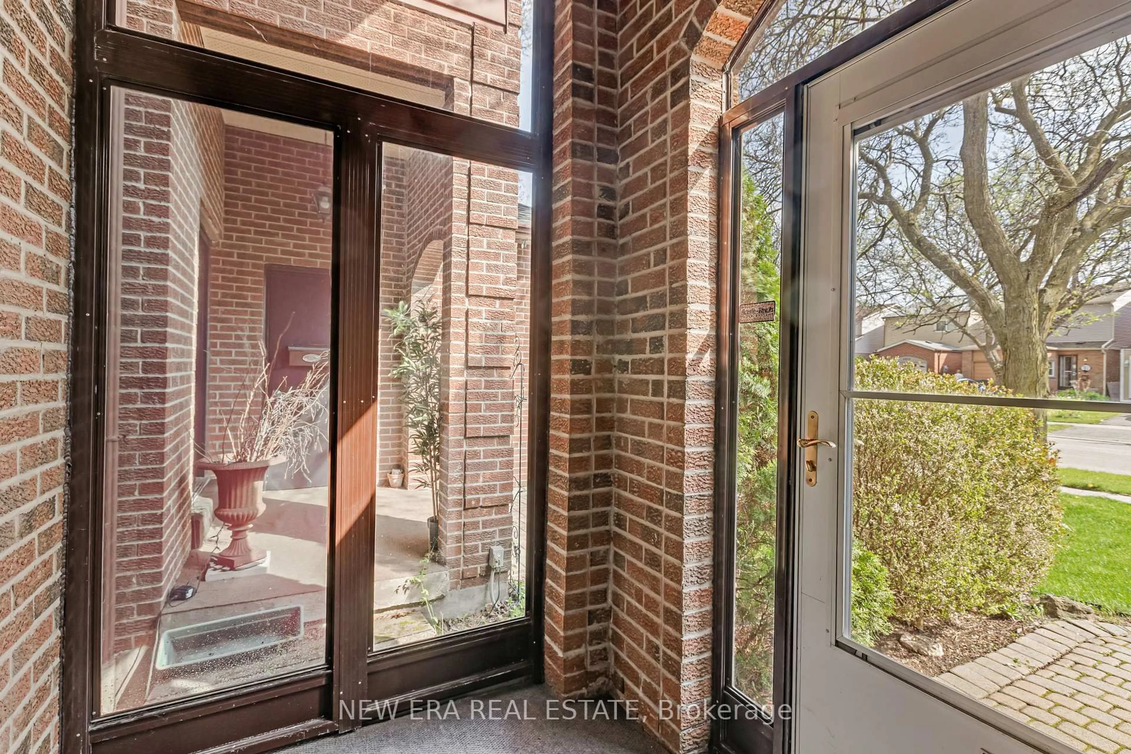 Indoor entryway for 4059 Teakwood Dr, Mississauga Ontario L5C 3L3