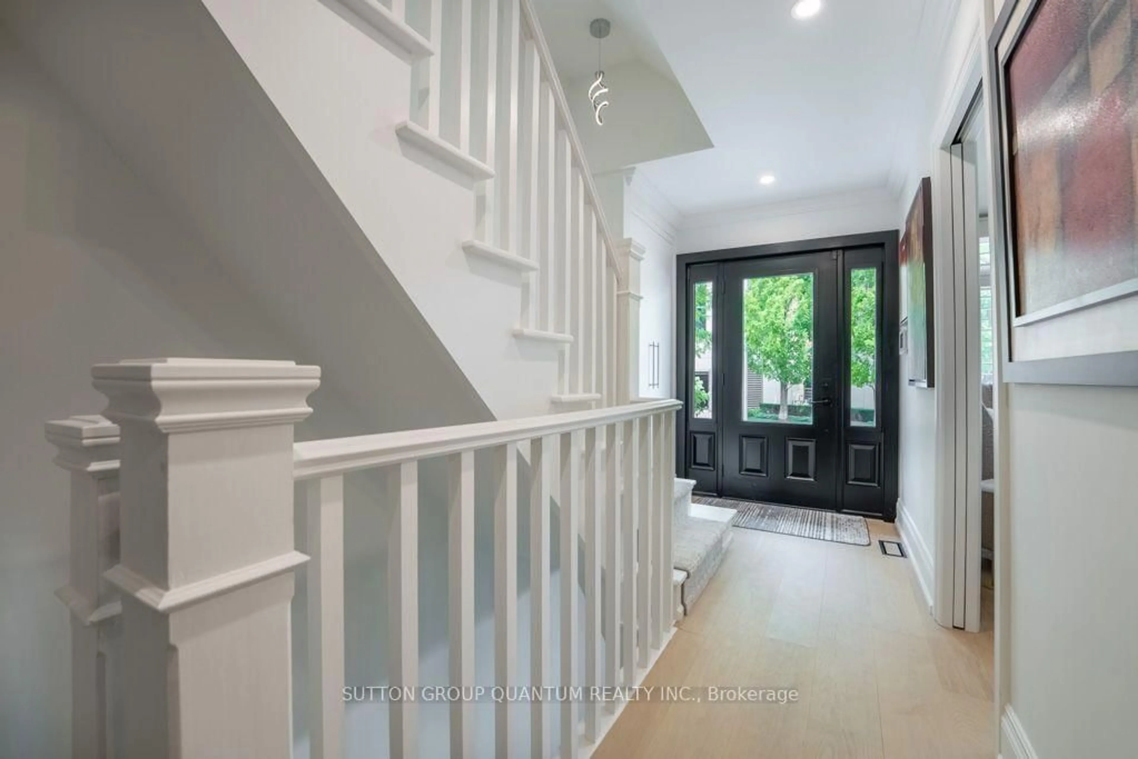 Indoor entryway for 146 Reynolds St, Oakville Ontario L6J 3K9
