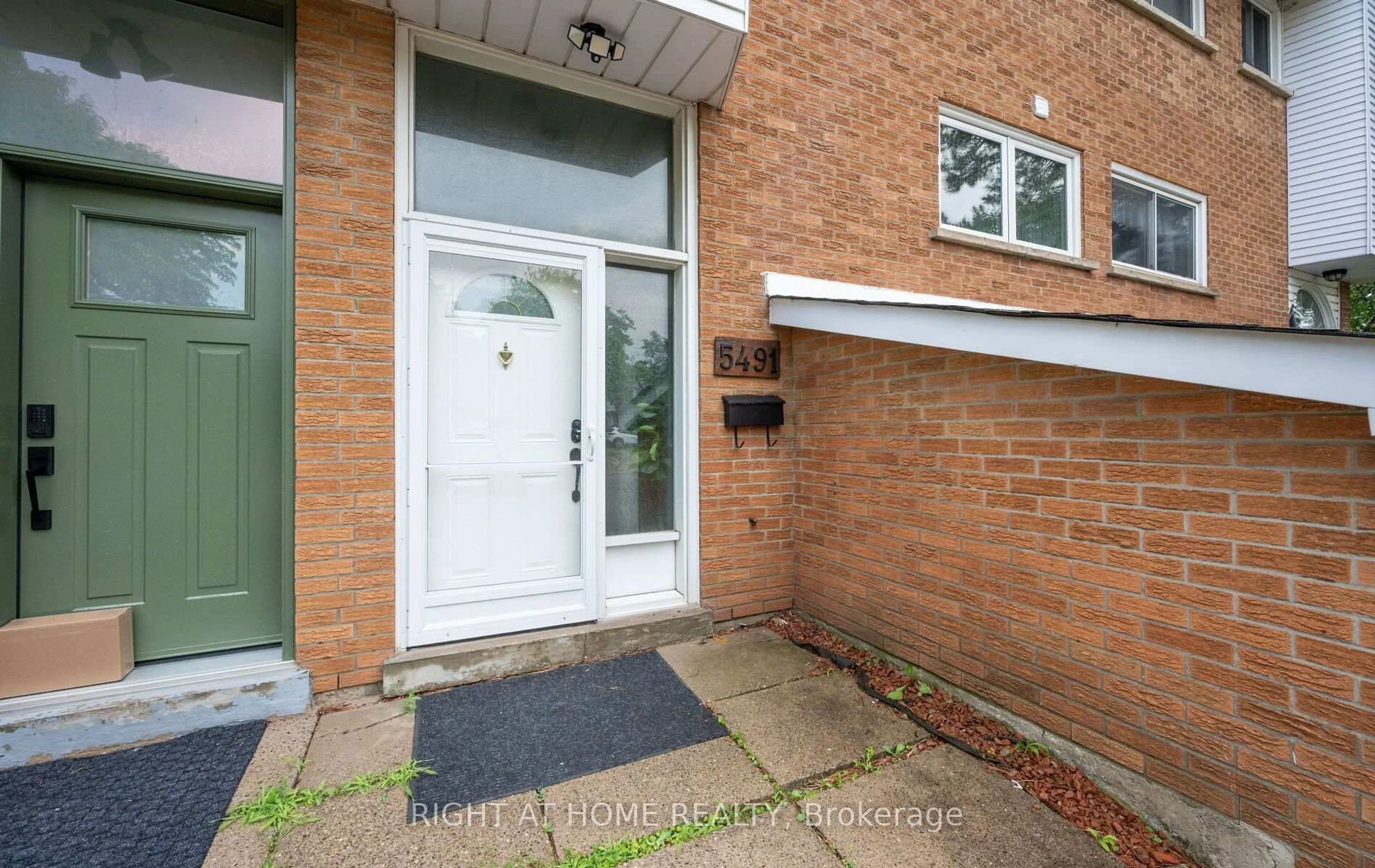 Indoor entryway for 5491 Schueller Cres, Burlington Ontario L7L 3T1