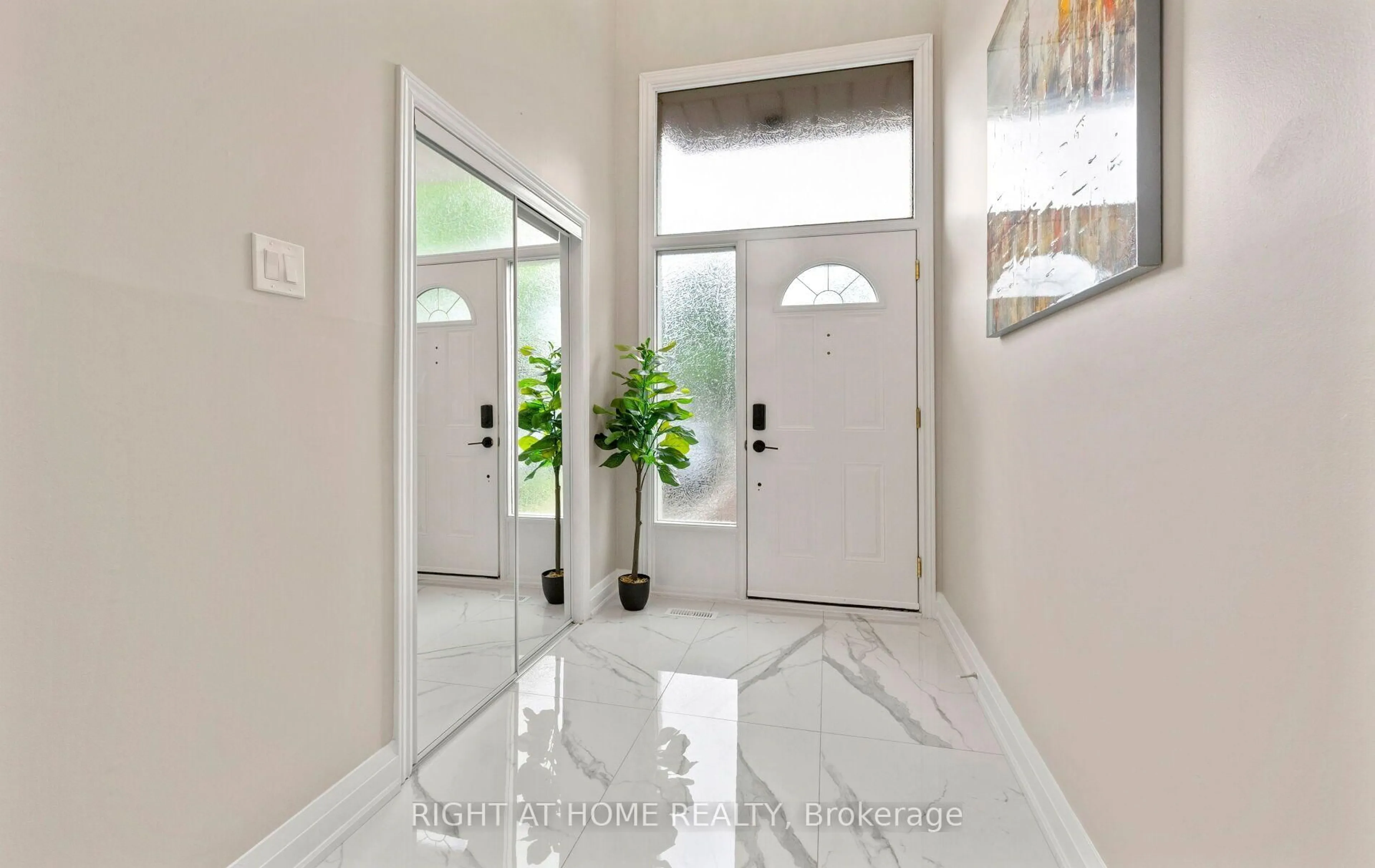 Indoor entryway for 5491 Schueller Cres, Burlington Ontario L7L 3T1