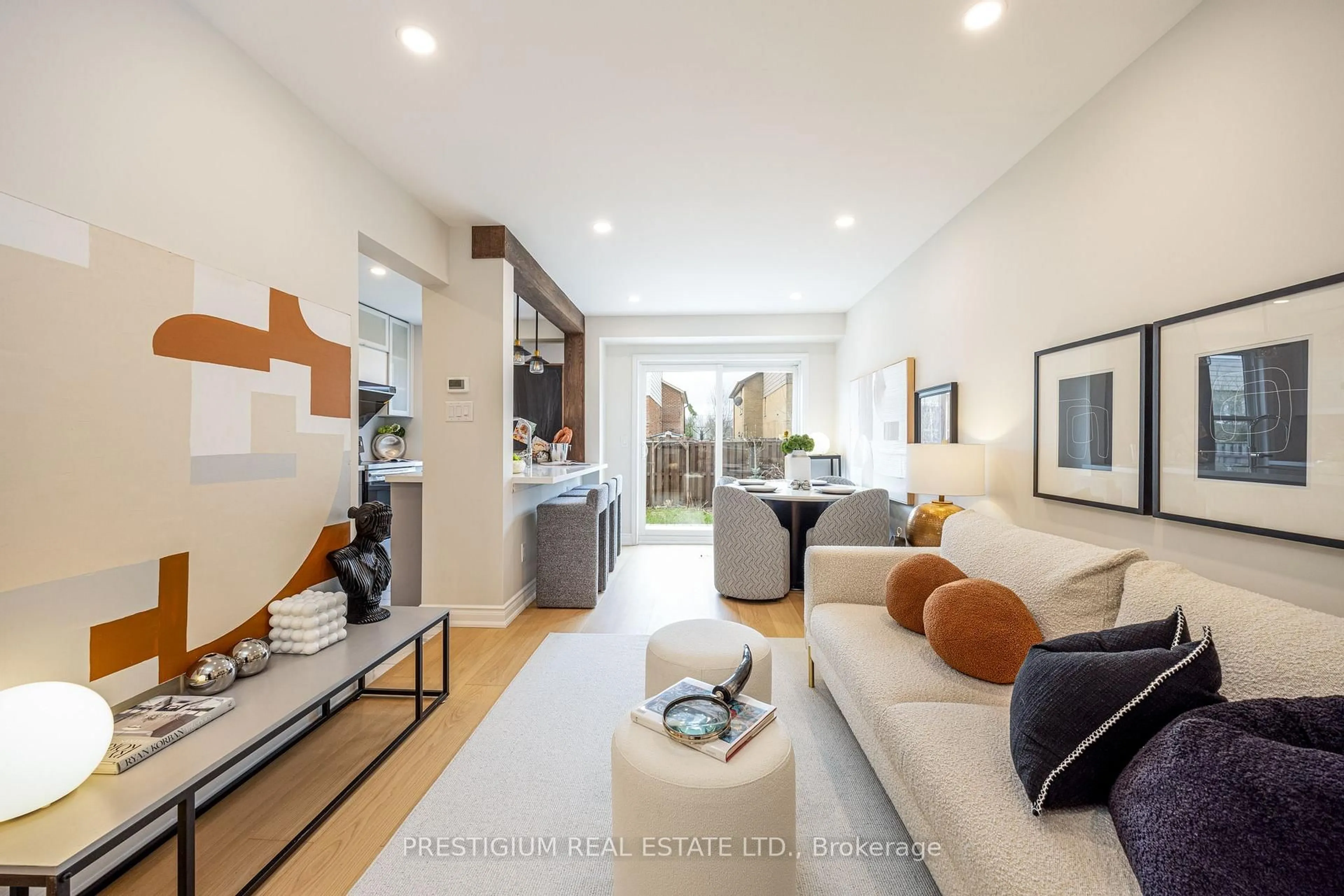 Living room with furniture, unknown for 4094 Teakwood Dr, Mississauga Ontario L5C 3L6