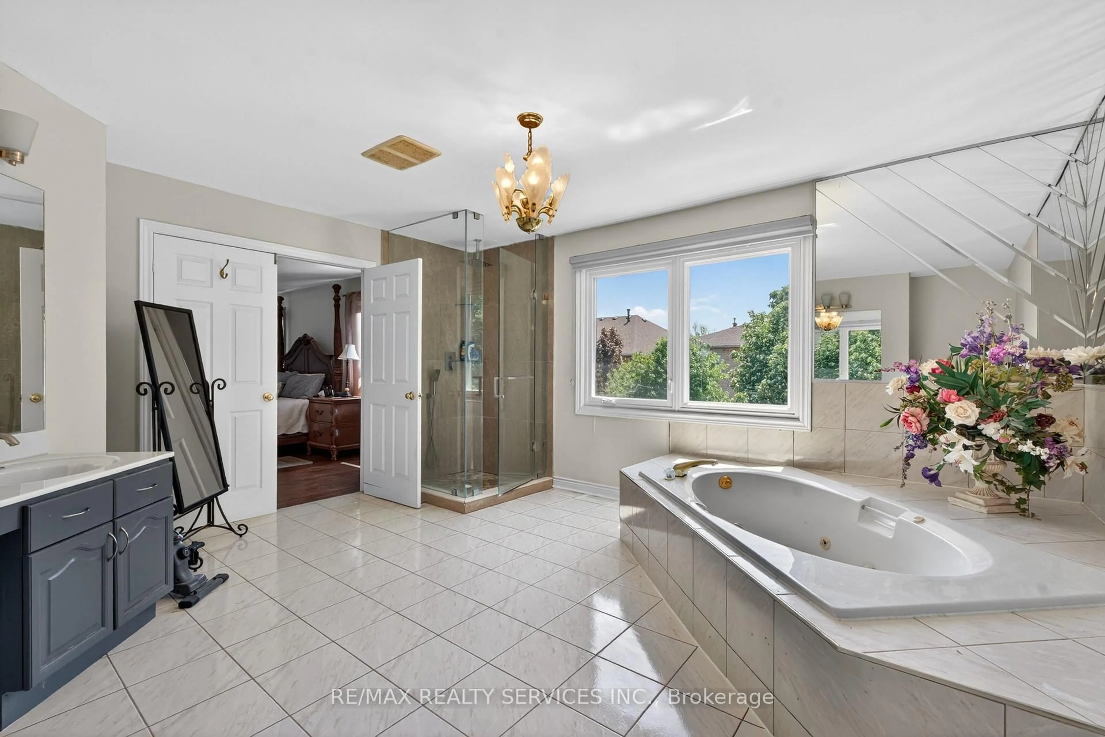 Contemporary bathroom, ceramic/tile floor for 2069 Schoolmaster Circ, Oakville Ontario L6M 3A1