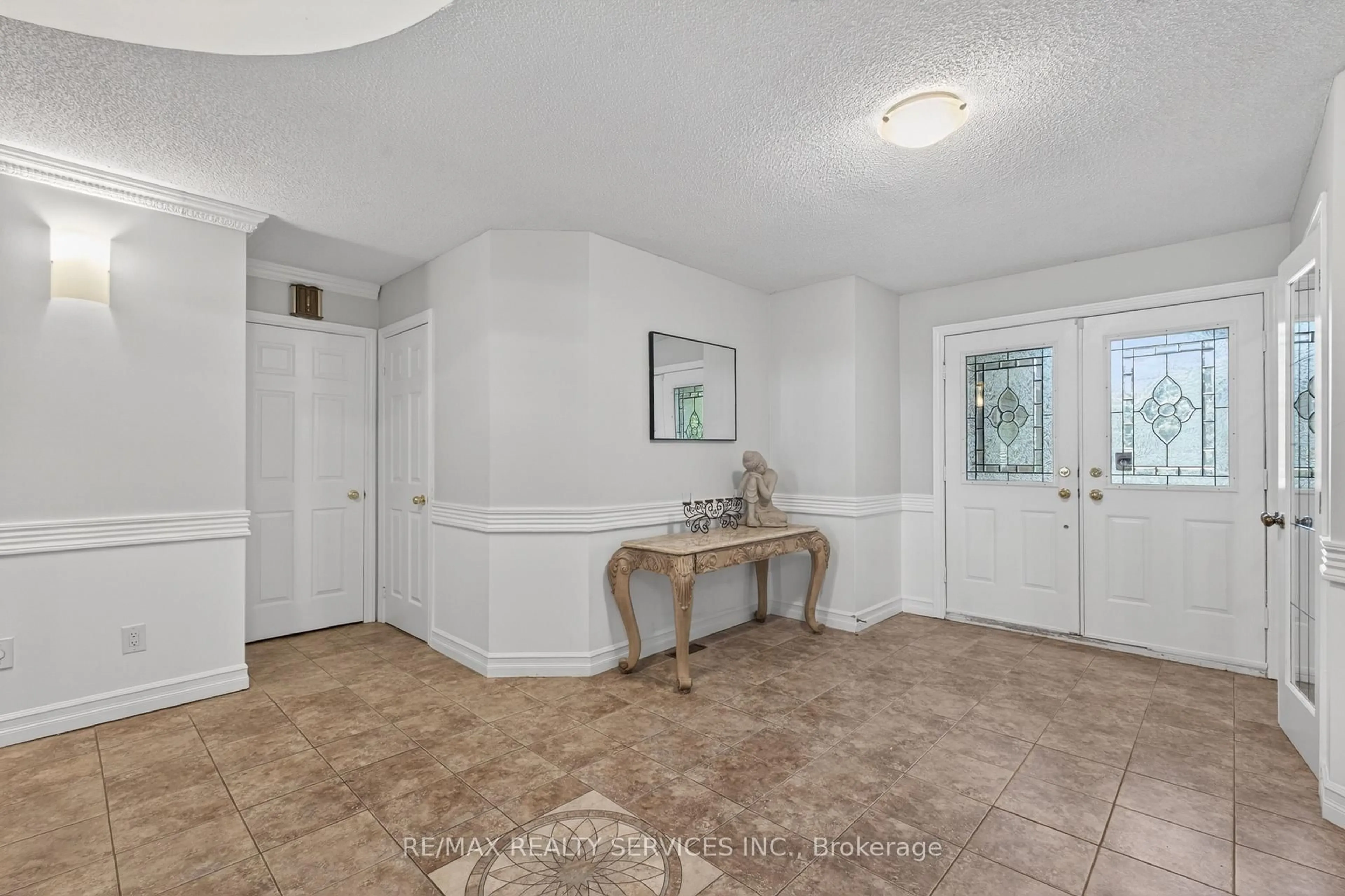 Indoor entryway for 2069 Schoolmaster Circ, Oakville Ontario L6M 3A1