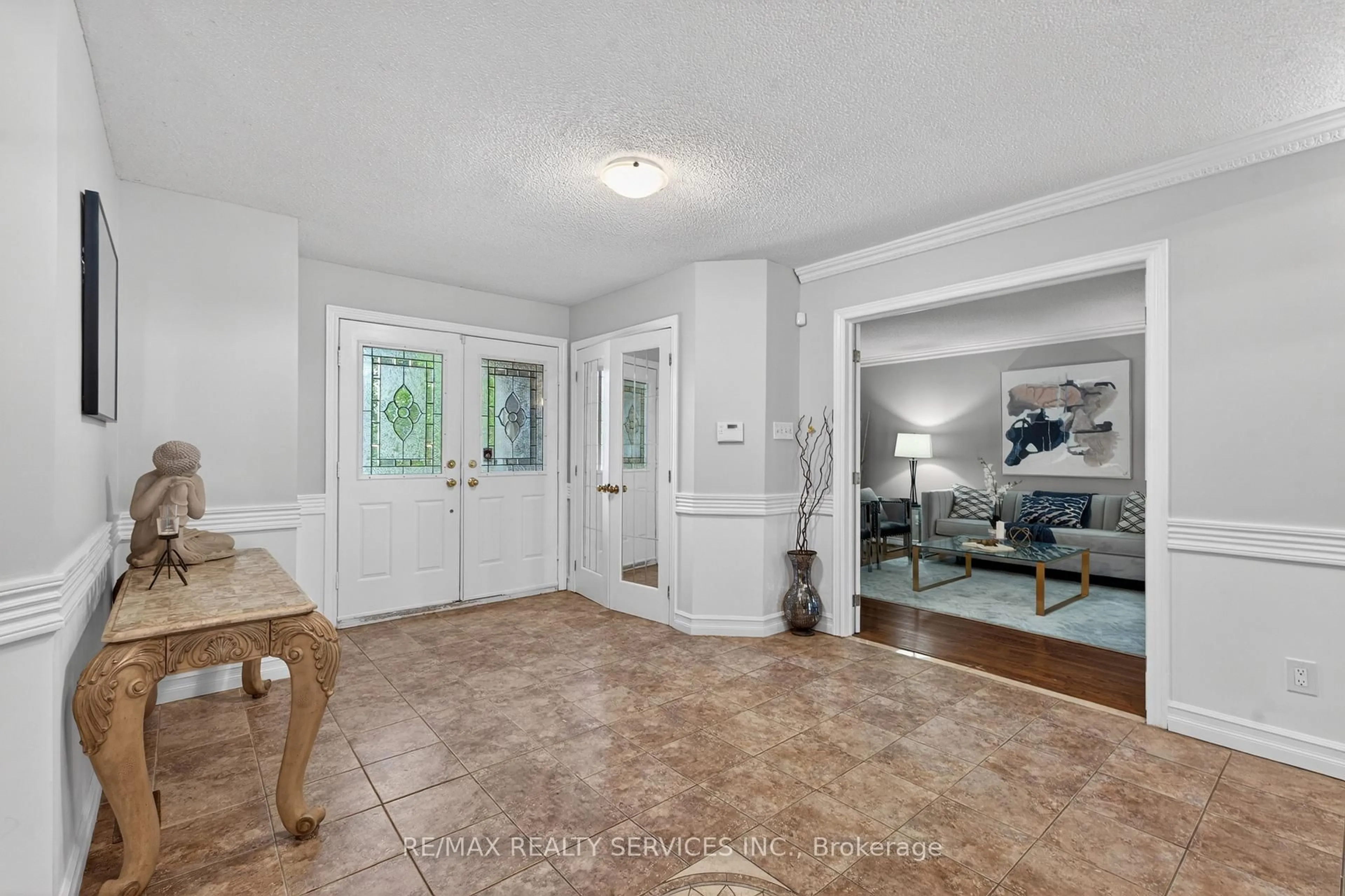 Indoor entryway for 2069 Schoolmaster Circ, Oakville Ontario L6M 3A1