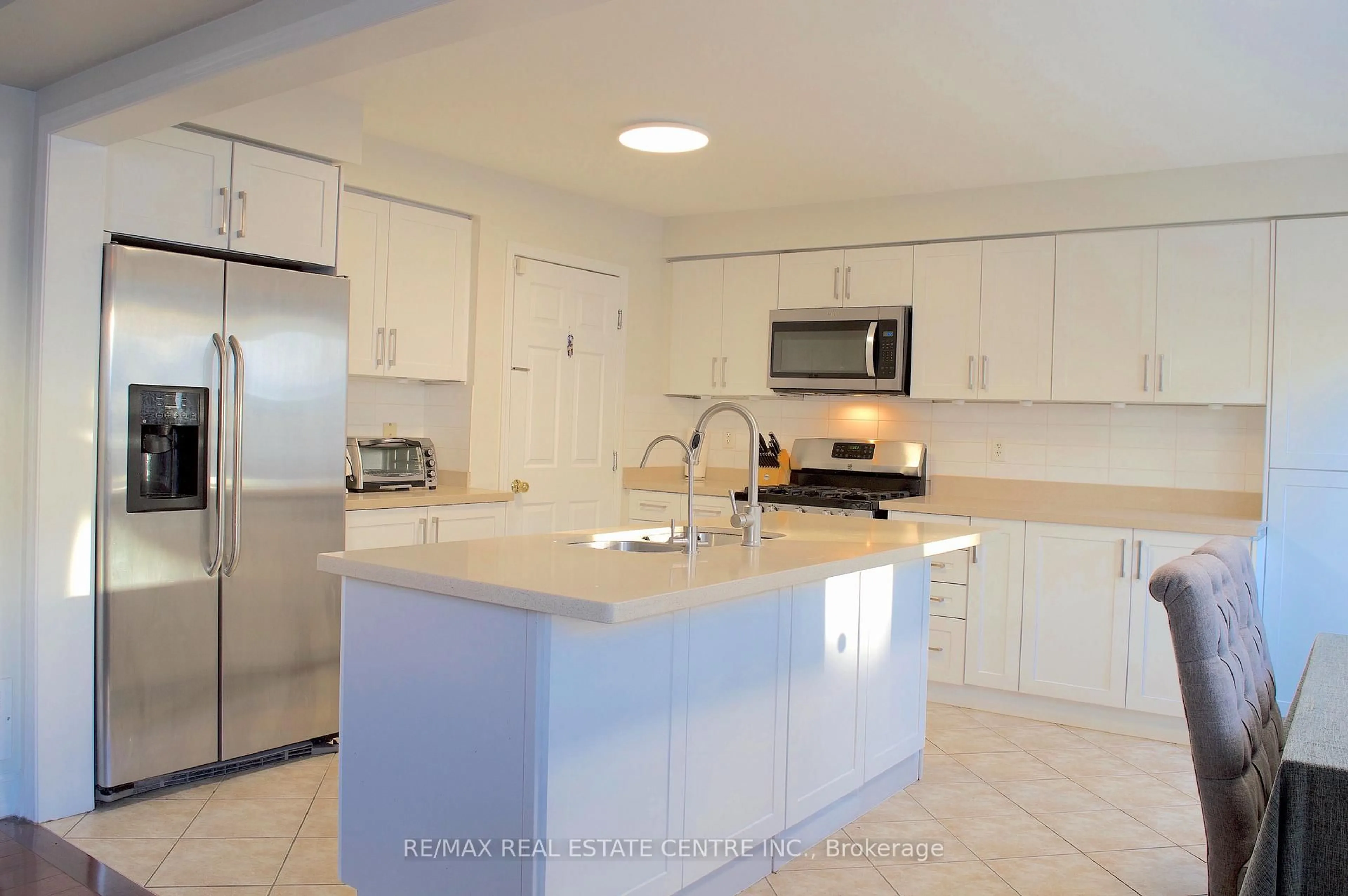 Open concept kitchen, ceramic/tile floor for 3 Chudleigh Ave, Brampton Ontario L6X 0N1