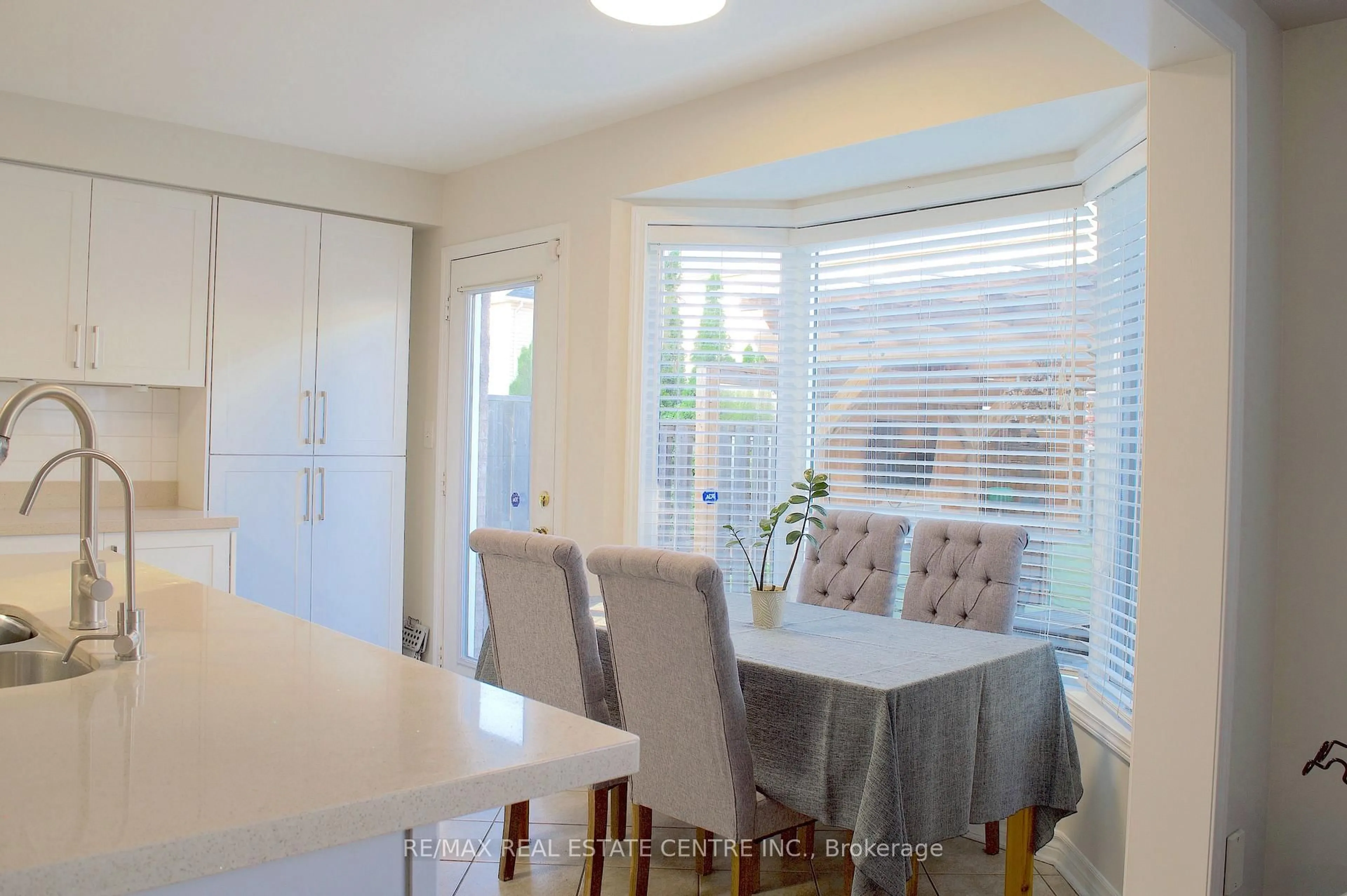 Dining room, wood/laminate floor for 3 Chudleigh Ave, Brampton Ontario L6X 0N1