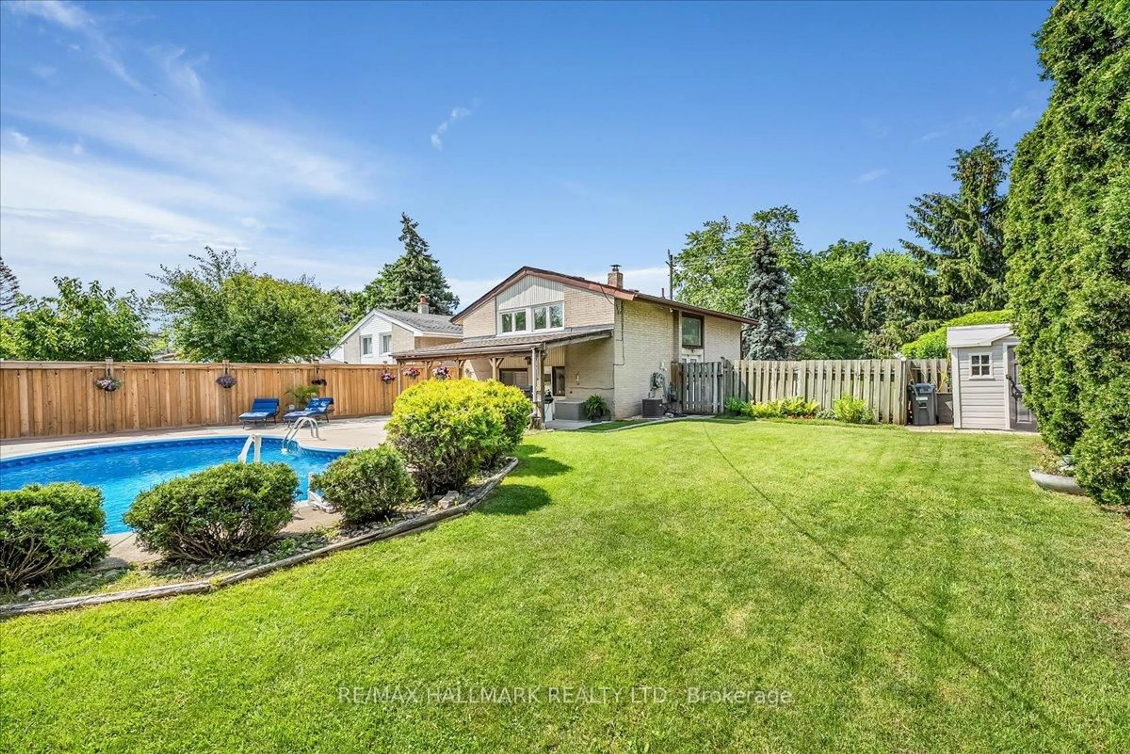 A pic from outside/outdoor area/front of a property/back of a property/a pic from drone, water/lake/river/ocean view for 433 Seabourne Dr, Oakville Ontario L6L 4E9