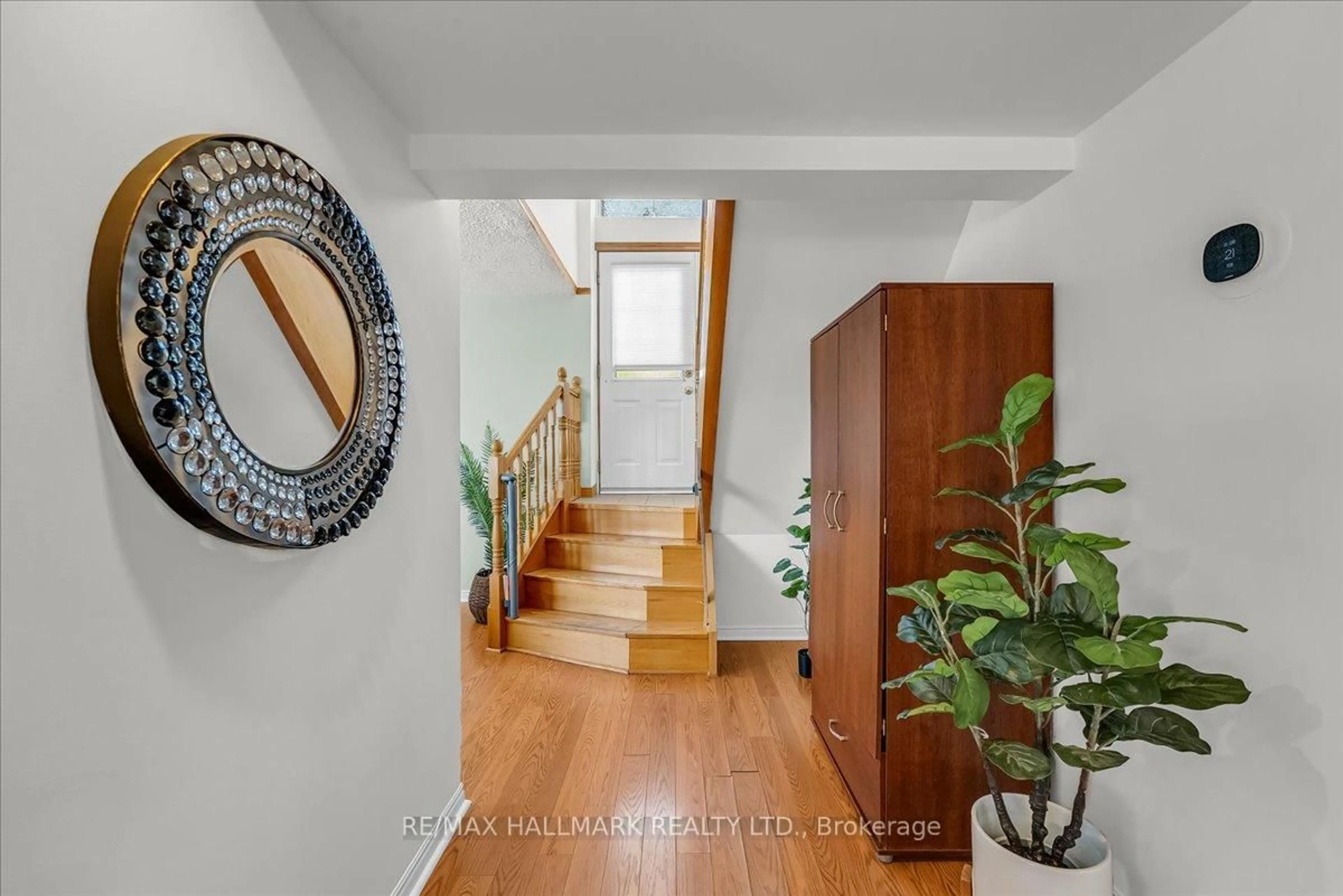 Indoor foyer for 433 Seabourne Dr, Oakville Ontario L6L 4E9