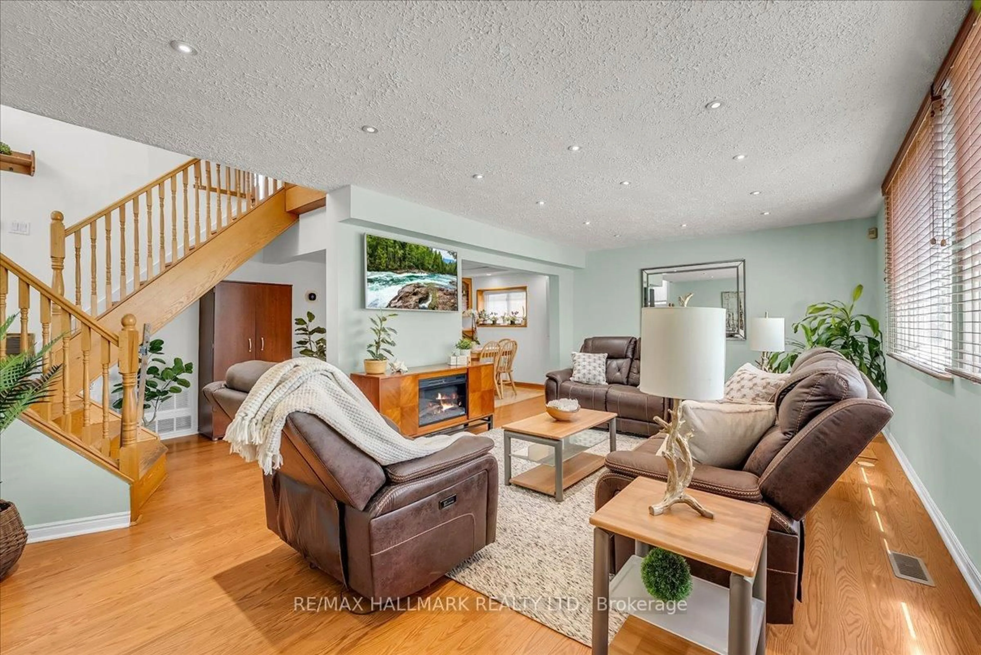 Living room with furniture, unknown for 433 Seabourne Dr, Oakville Ontario L6L 4E9