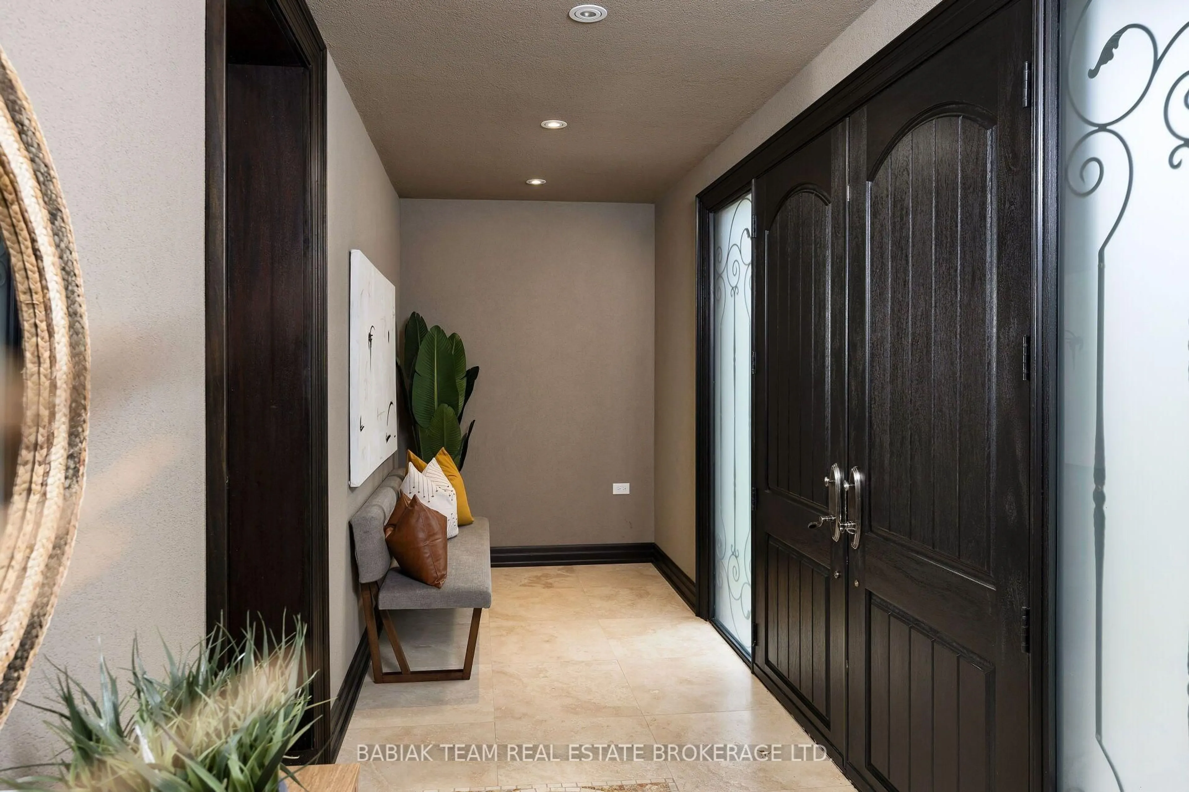 Indoor foyer for 31 Keane Ave, Toronto Ontario M9B 2B8